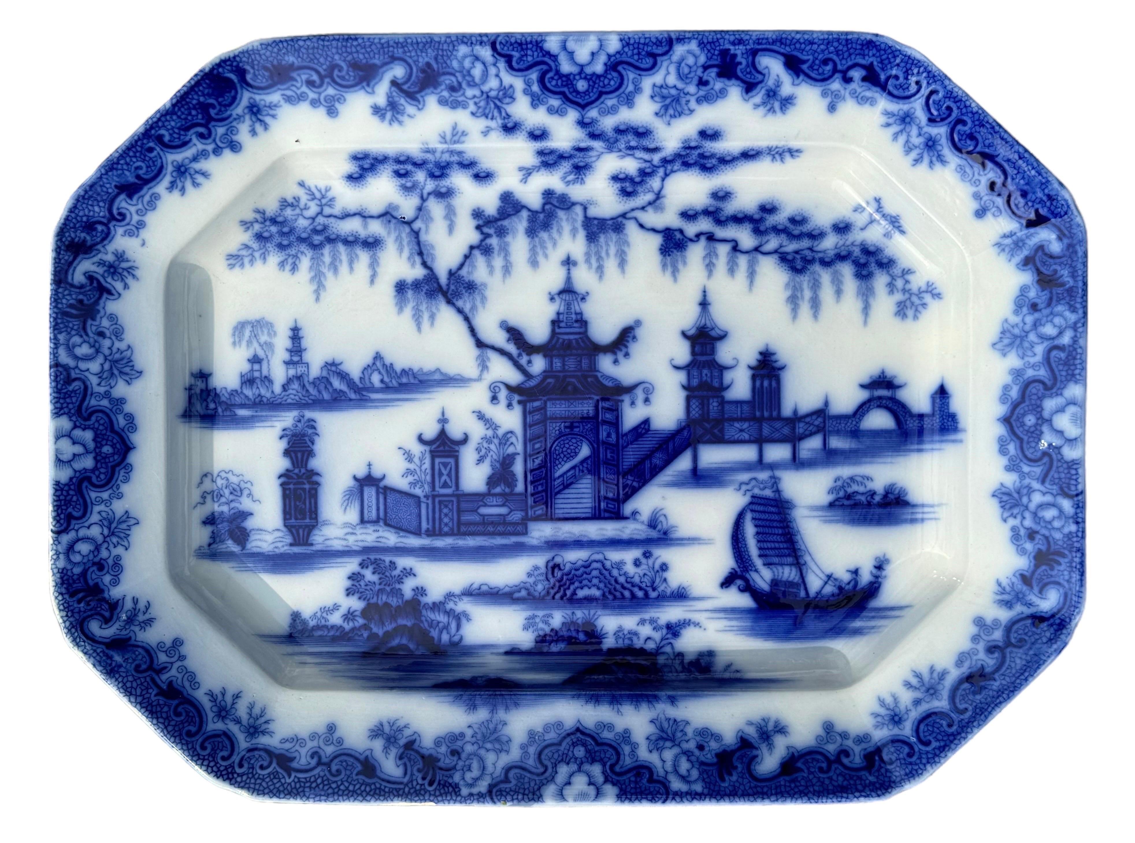Piatto da portata in Transferware bianco e blu del XIX secolo 
Modello Whampoa del 1842 circa  