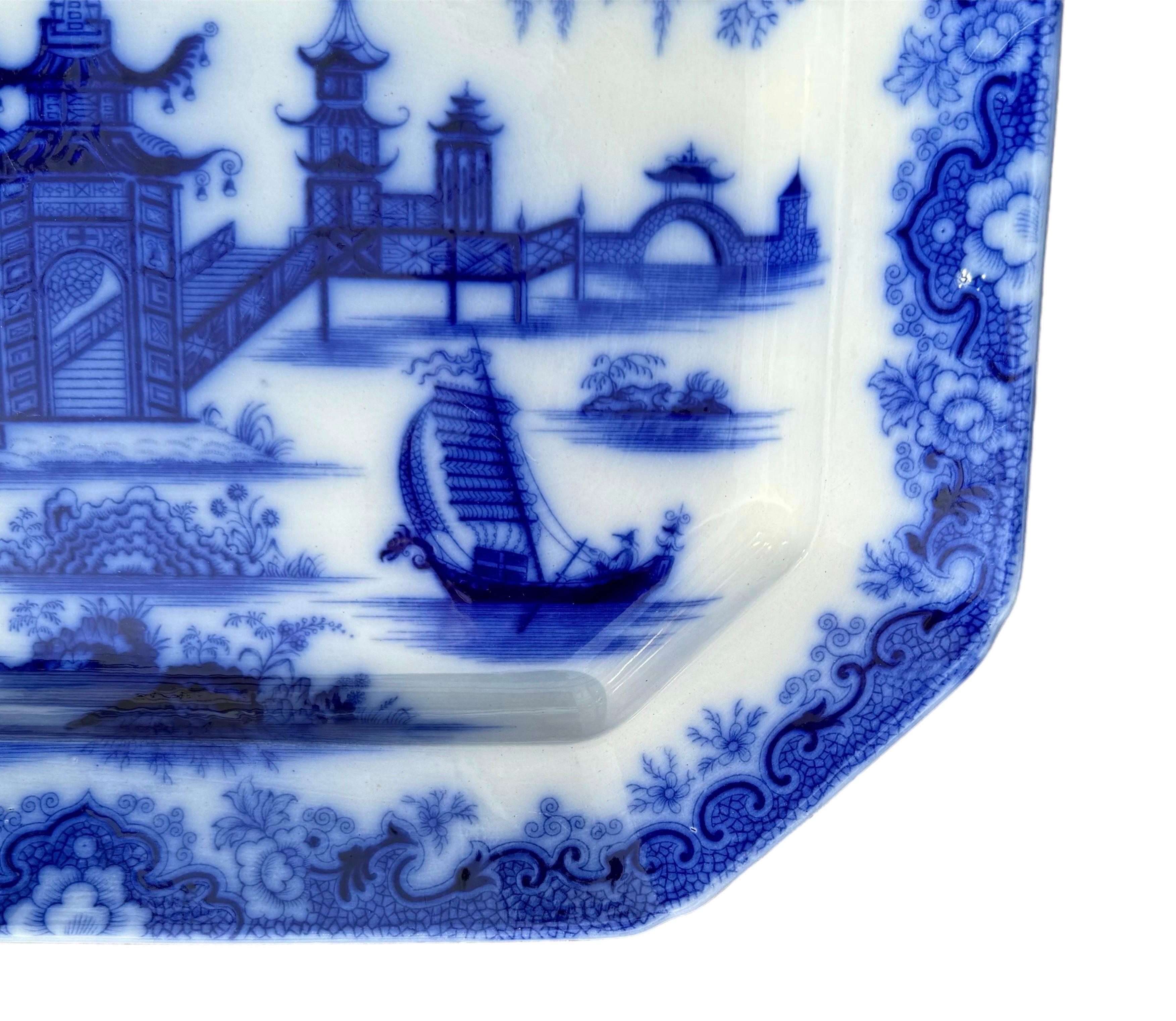 Cotto in fornace Piatto da portata in Transferware bianco e blu del XIX secolo