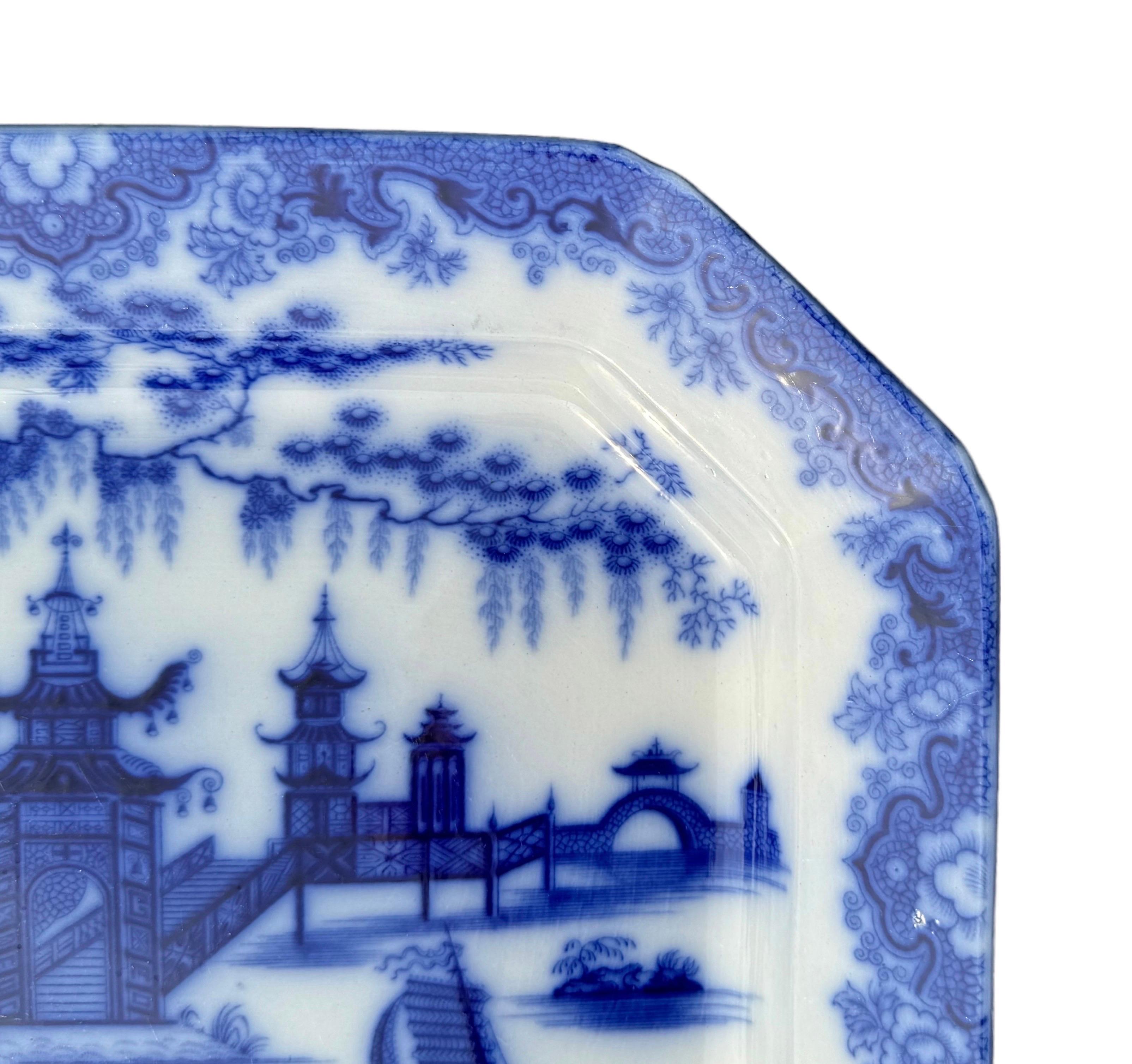 Piatto da portata in Transferware bianco e blu del XIX secolo In condizioni buone a Huntington, NY