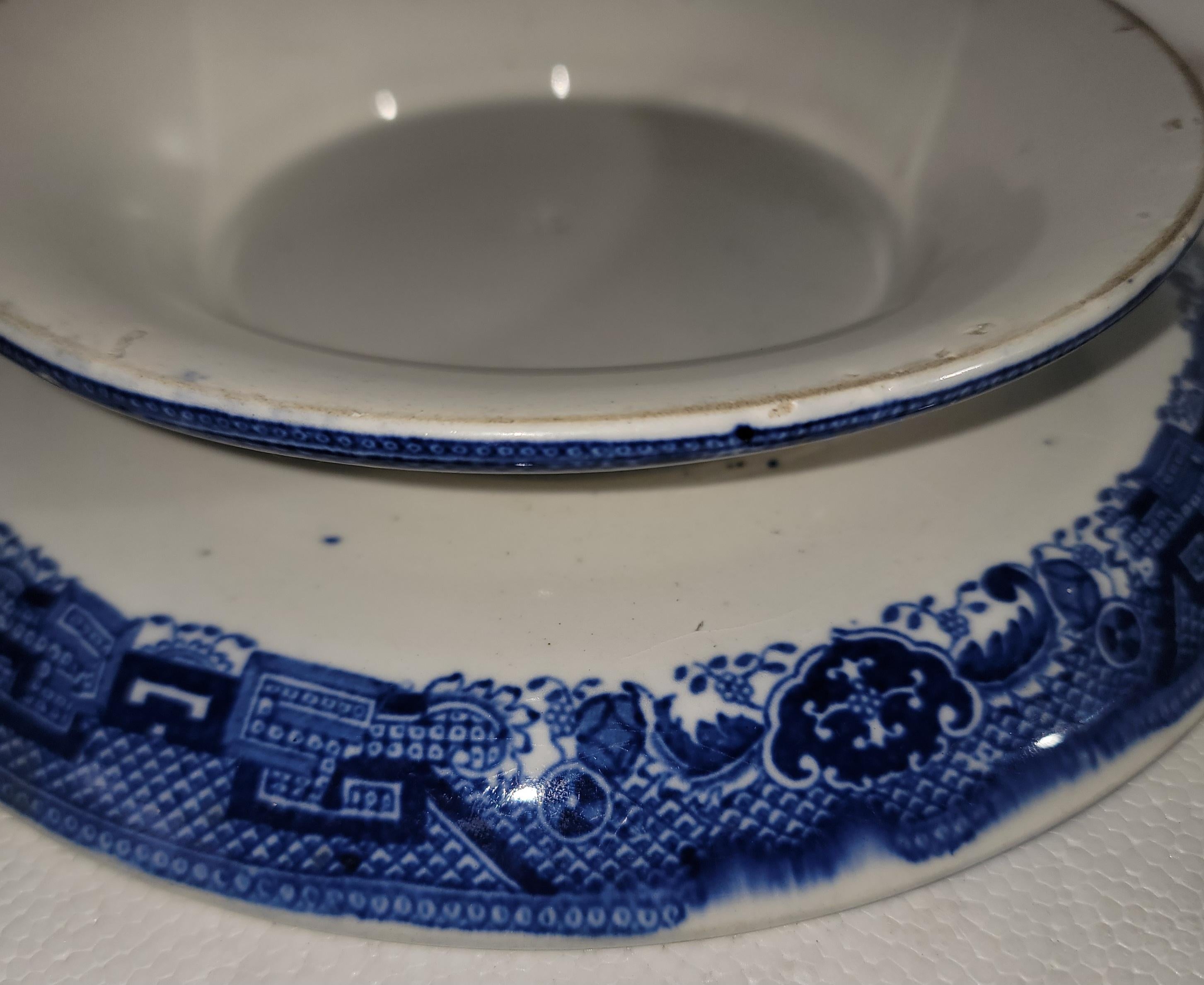 Plat à gâteau en saule bleu du 19e siècle. Ce superbe plat à gâteau en saule bleu est en très bon état. Le support est blanc et présente le motif classique Blue Willow. Le piédestal du stand présente également des détails bleus autour de la base.