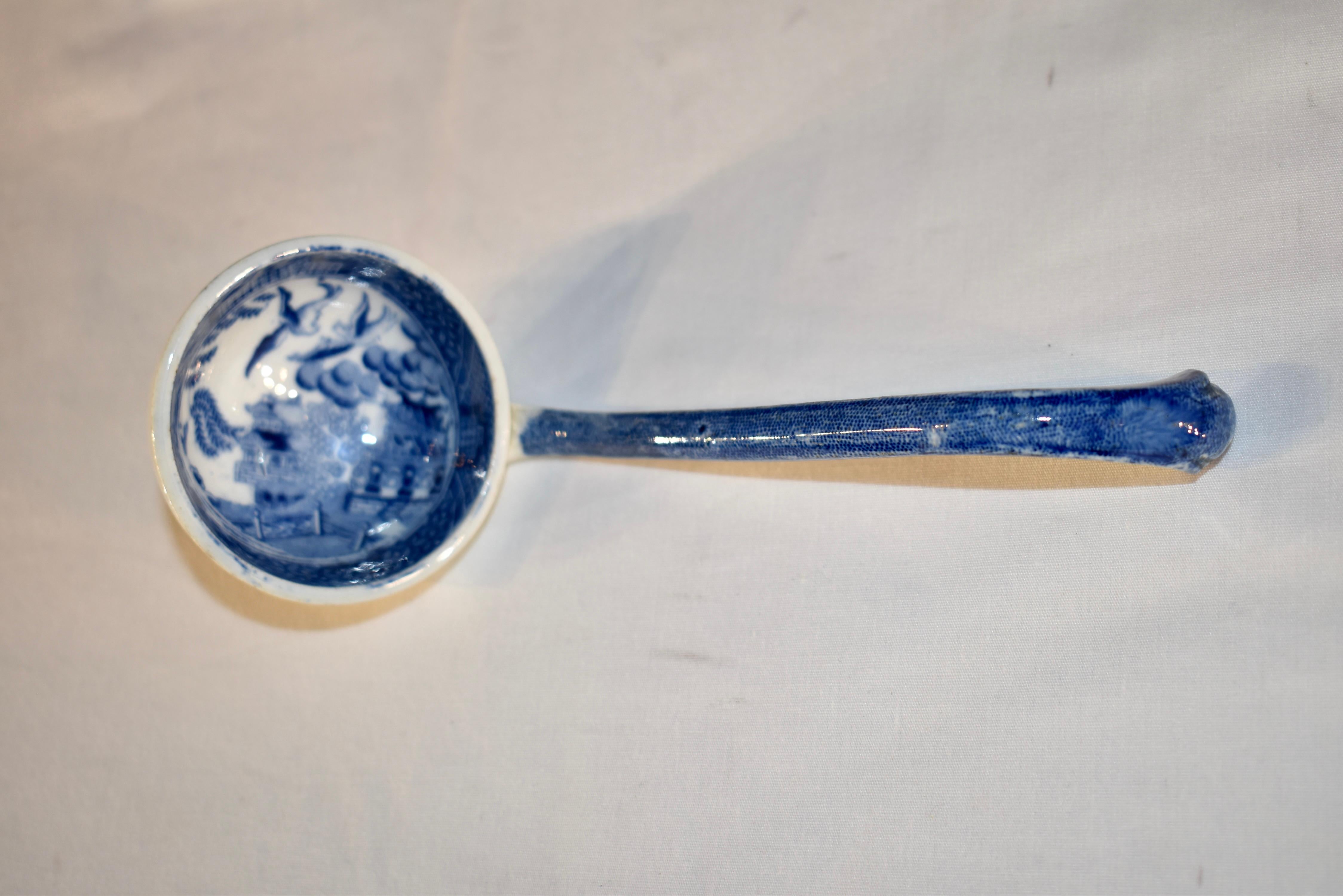 19th Century Blue Willow Sauce Tureen and Ladle For Sale 4