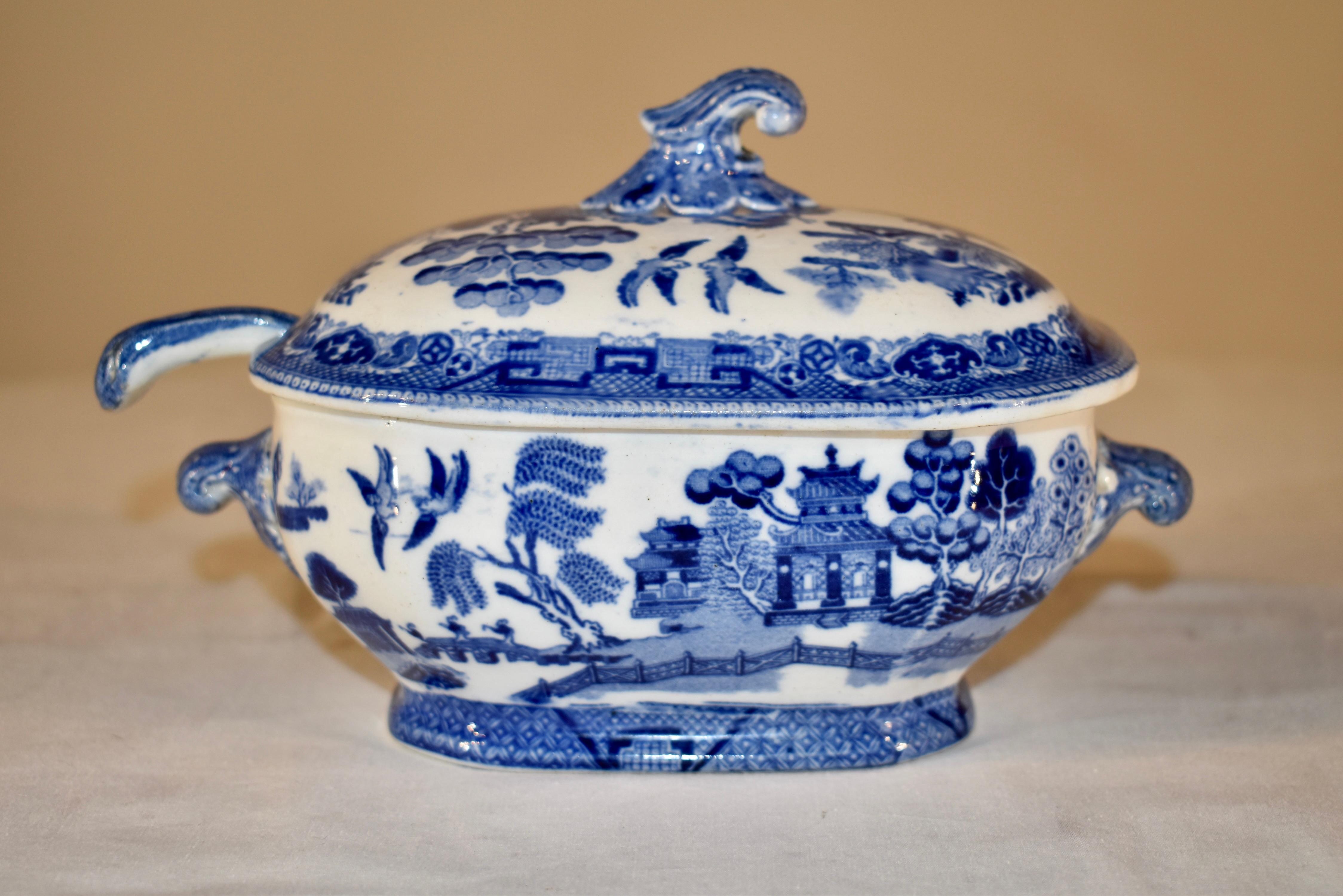 19th Century Blue Willow Sauce Tureen and Ladle In Good Condition For Sale In High Point, NC