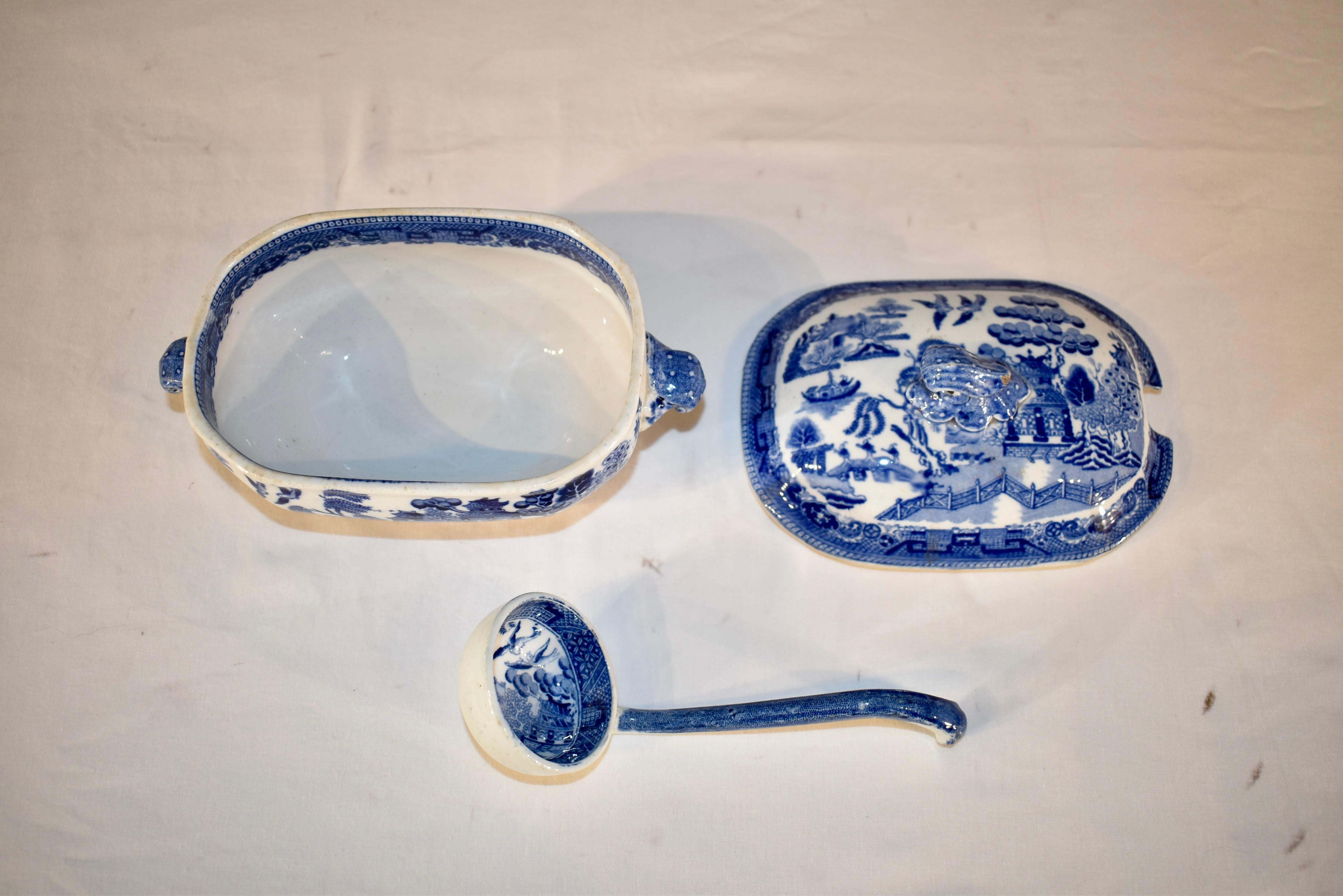 19th Century Blue Willow Sauce Tureen and Ladle For Sale 1
