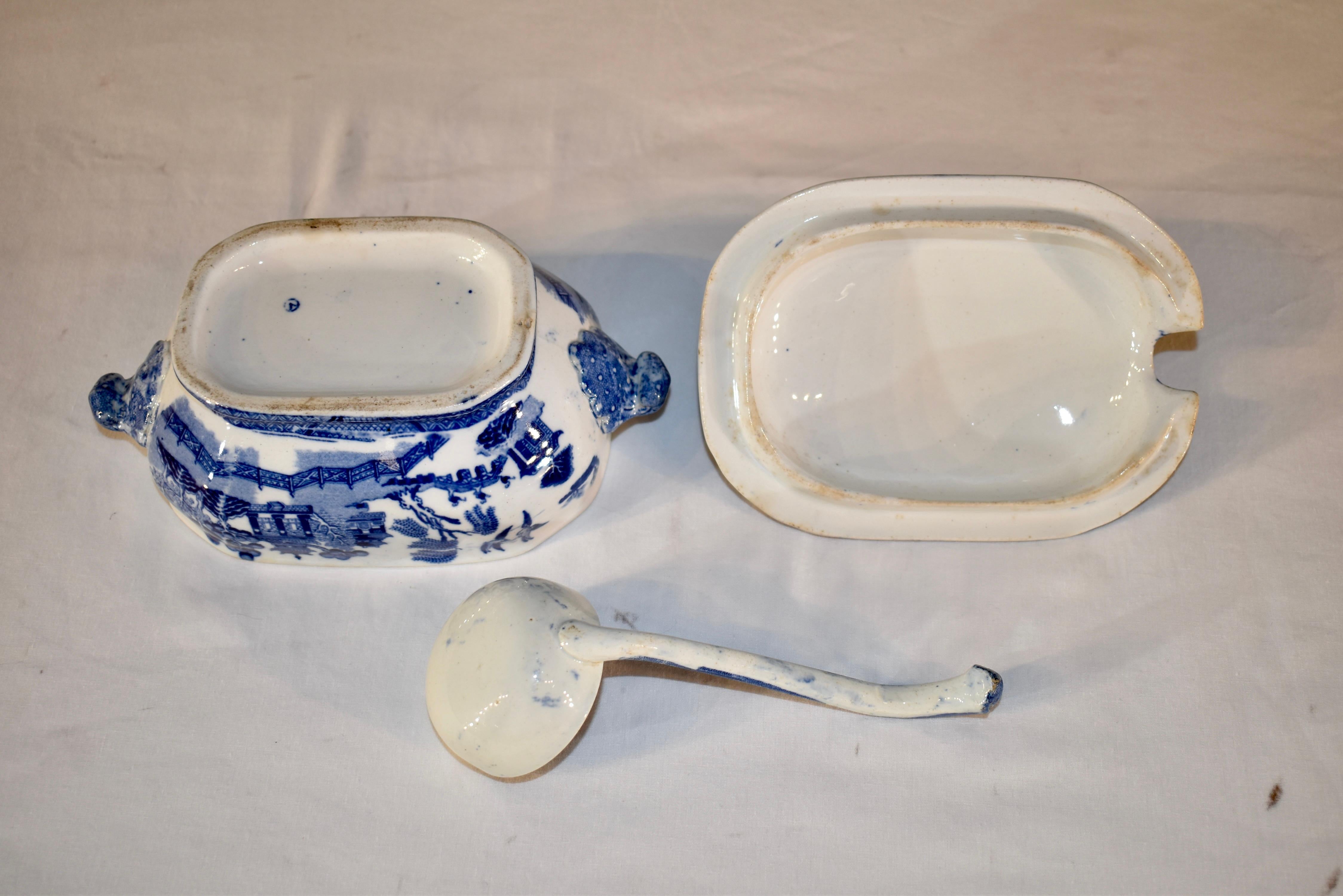 19th Century Blue Willow Sauce Tureen and Ladle For Sale 2