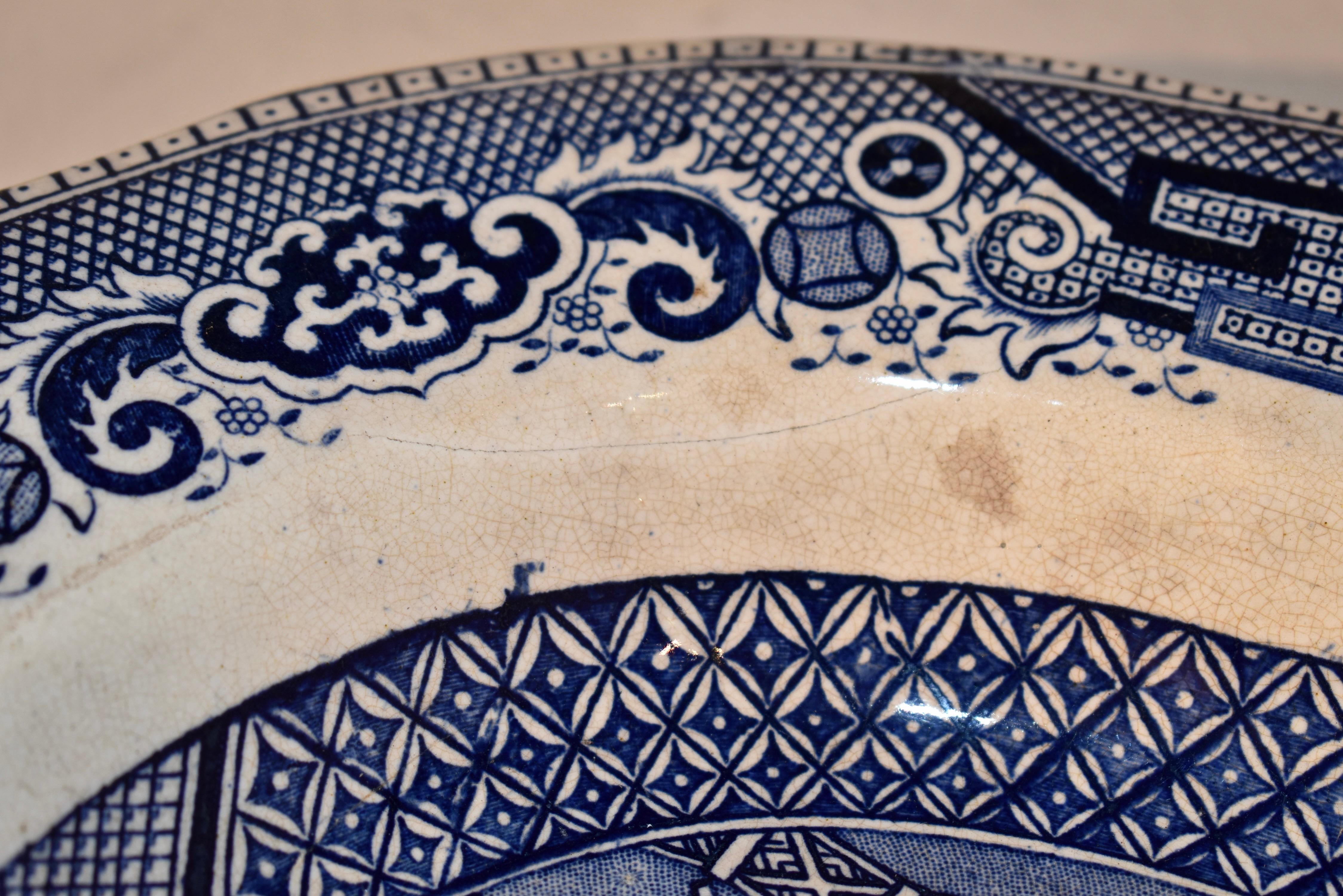 Plato de porcelana con piedra de sauce azul del siglo XIX en venta 3