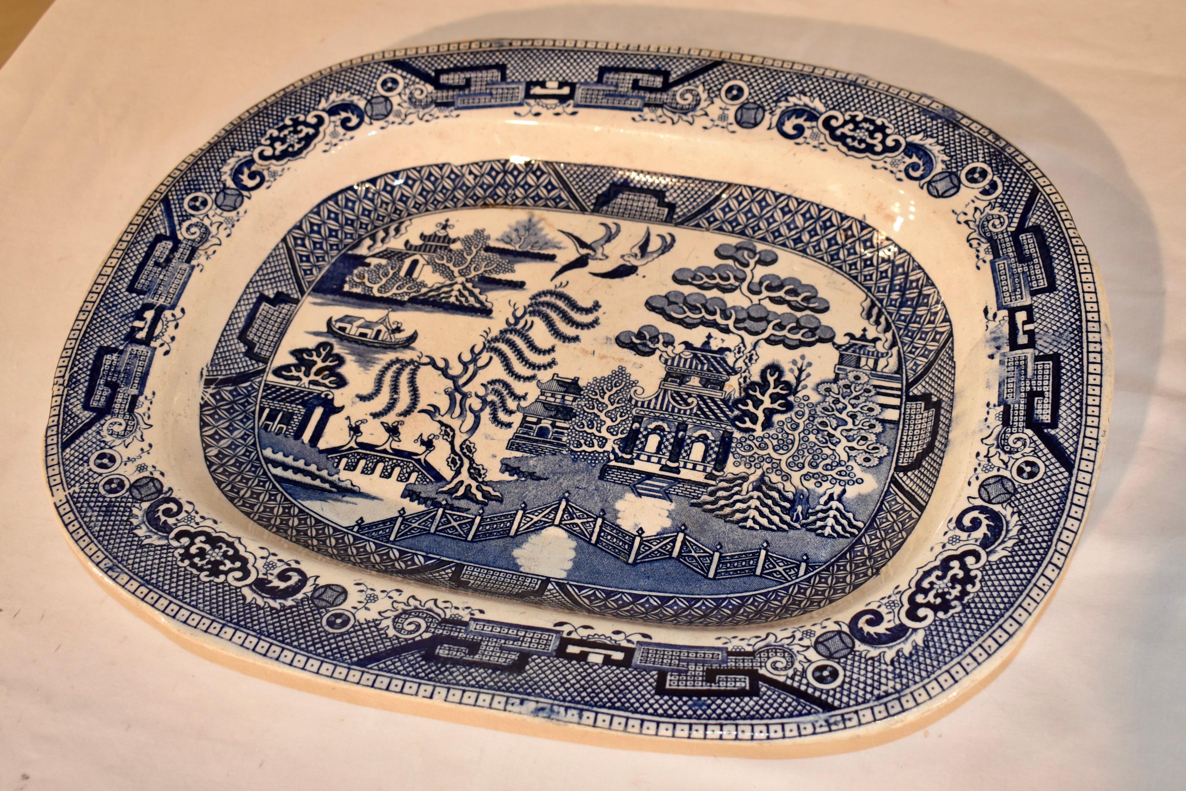 Plato de porcelana con piedra de sauce azul del siglo XIX en venta 4