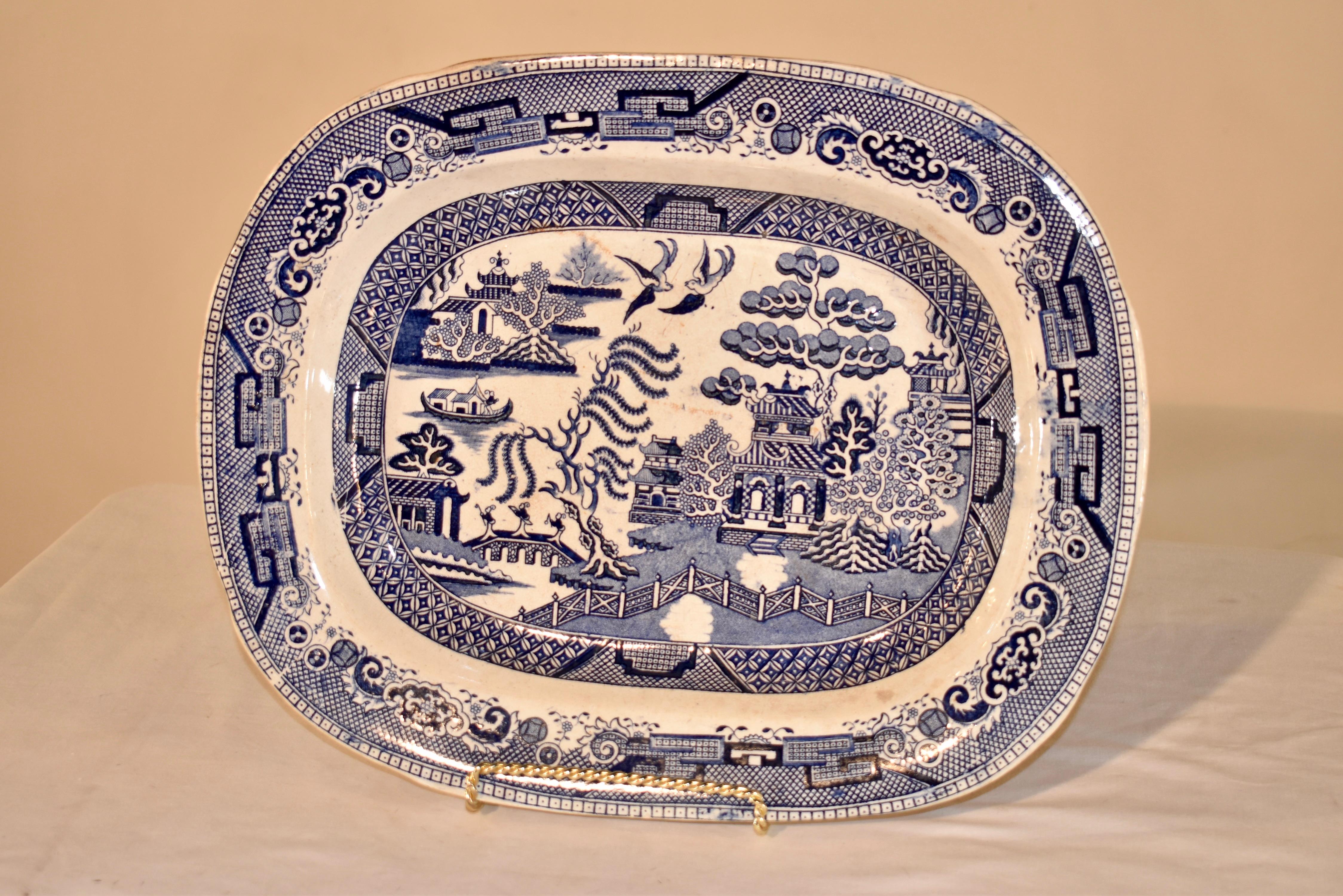 Fuente de porcelana de piedra del siglo XIX, procedente de la región inglesa de Staffordshire.  El patrón de transferencia es el muy coleccionable patrón Sauce Azul.  ¡La fuente tiene signos de haber sido utilizada con cariño durante muchos años! 