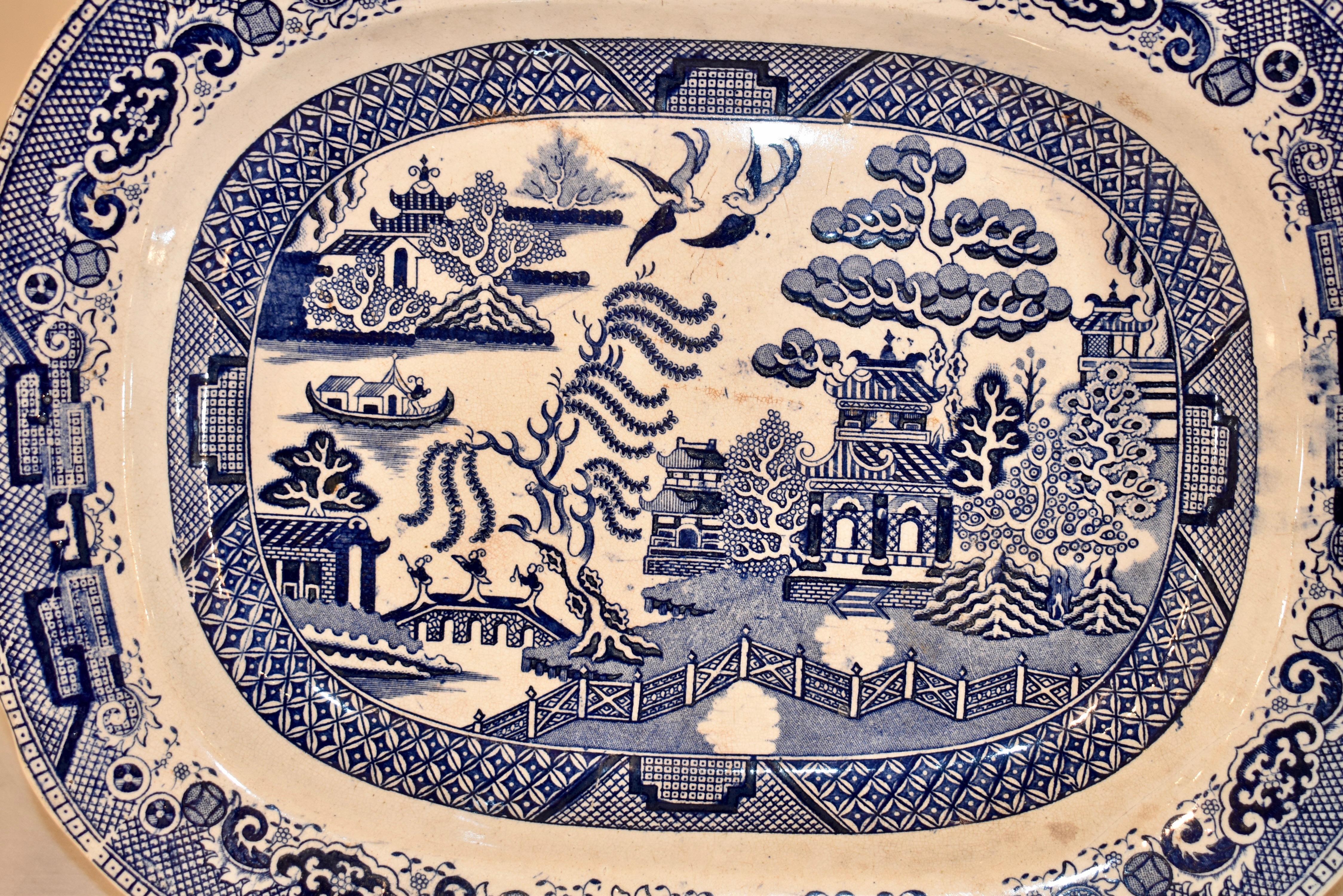 Plato de porcelana con piedra de sauce azul del siglo XIX Inglés en venta