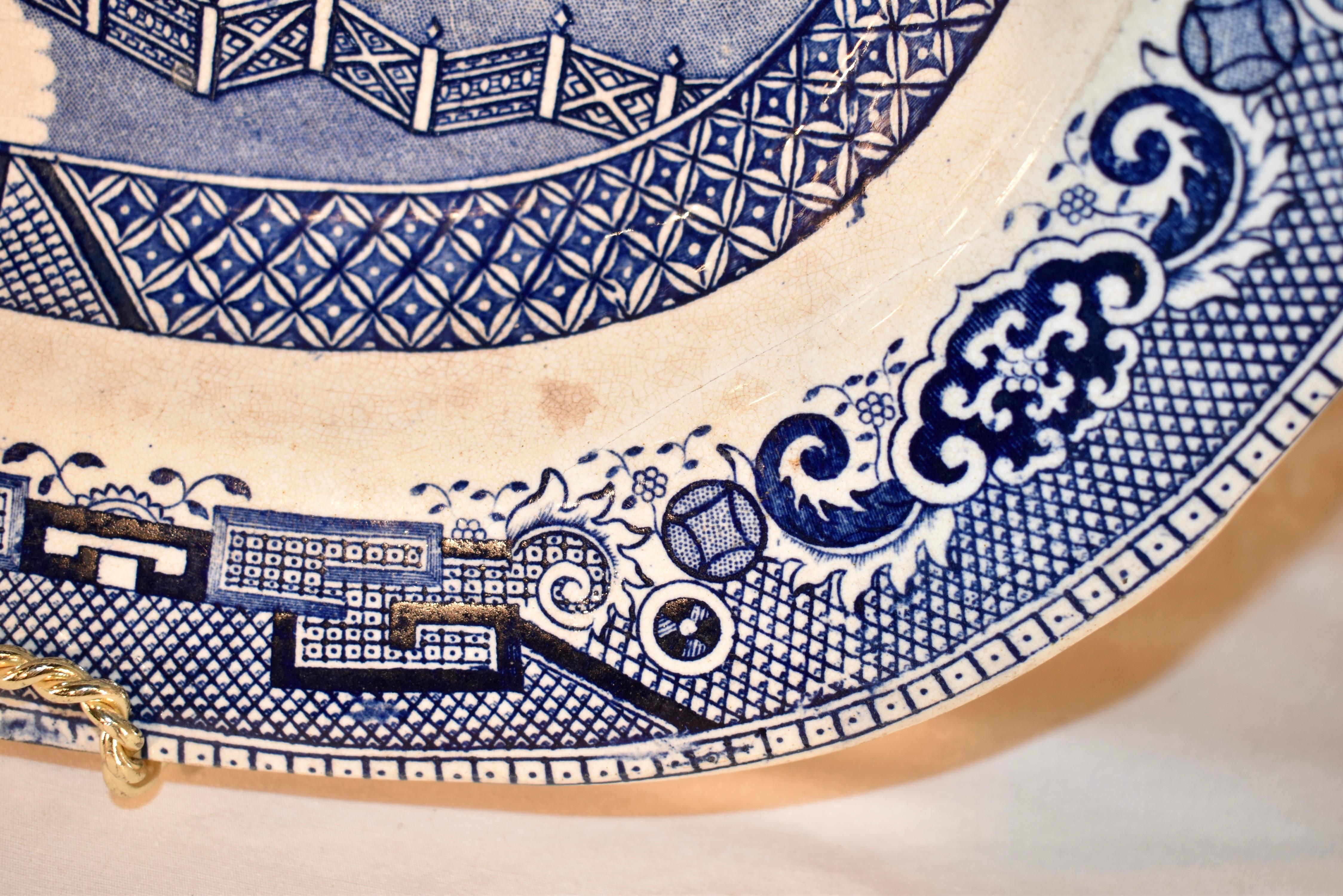 Plato de porcelana con piedra de sauce azul del siglo XIX Piedra de hierro en venta
