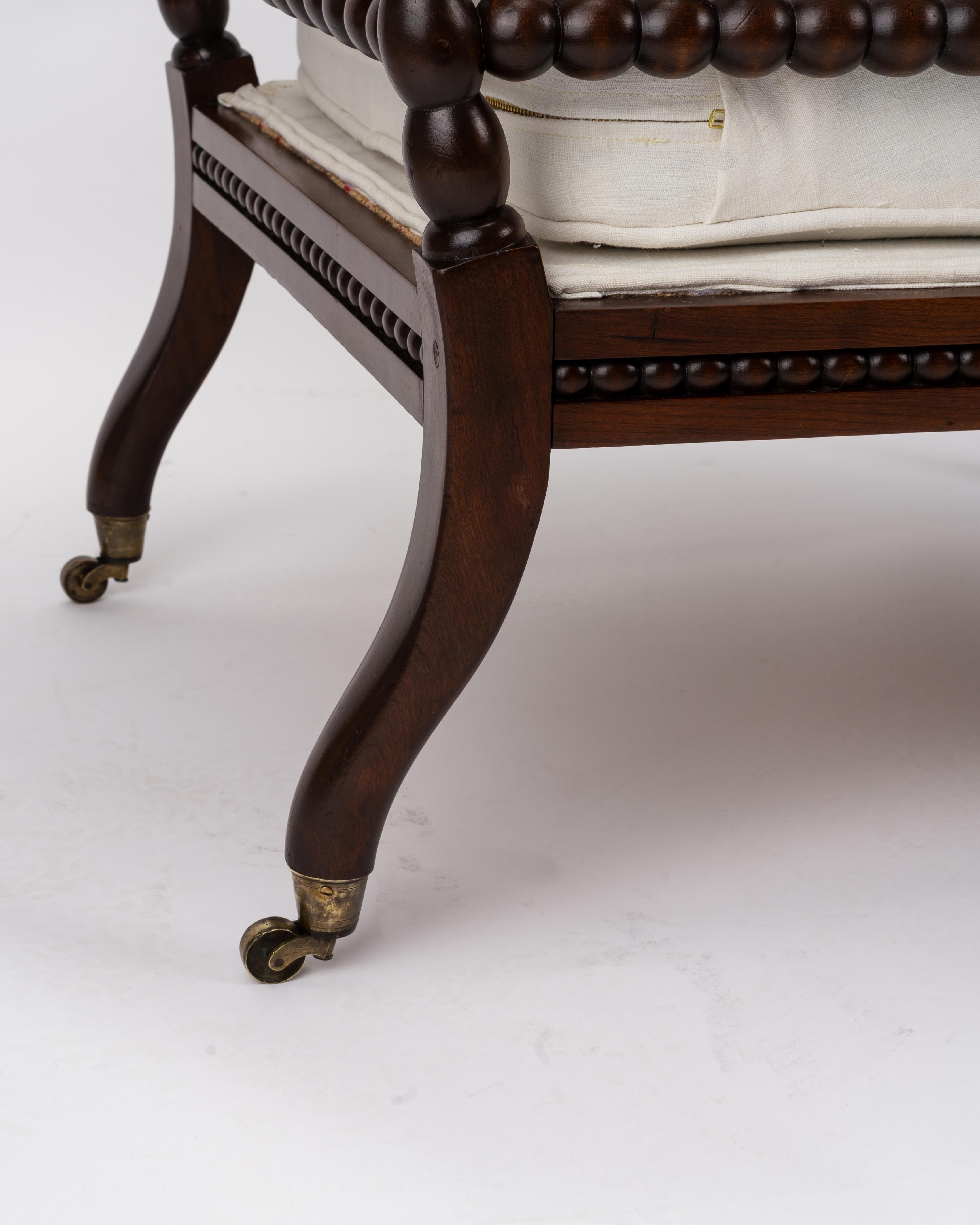 Fauteuil de salon Bobbin du 19ème siècle retapissé en lin français ancien en vente 6