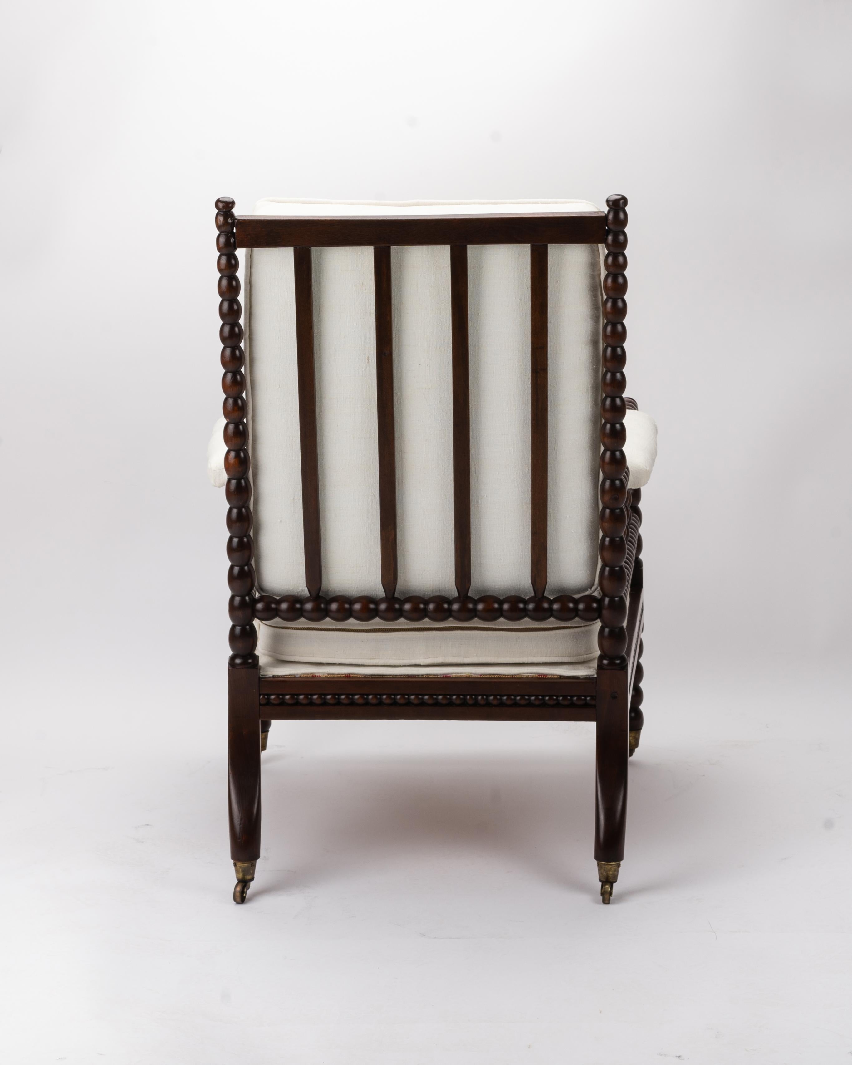 Fauteuil de salon Bobbin du 19ème siècle retapissé en lin français ancien en vente 9