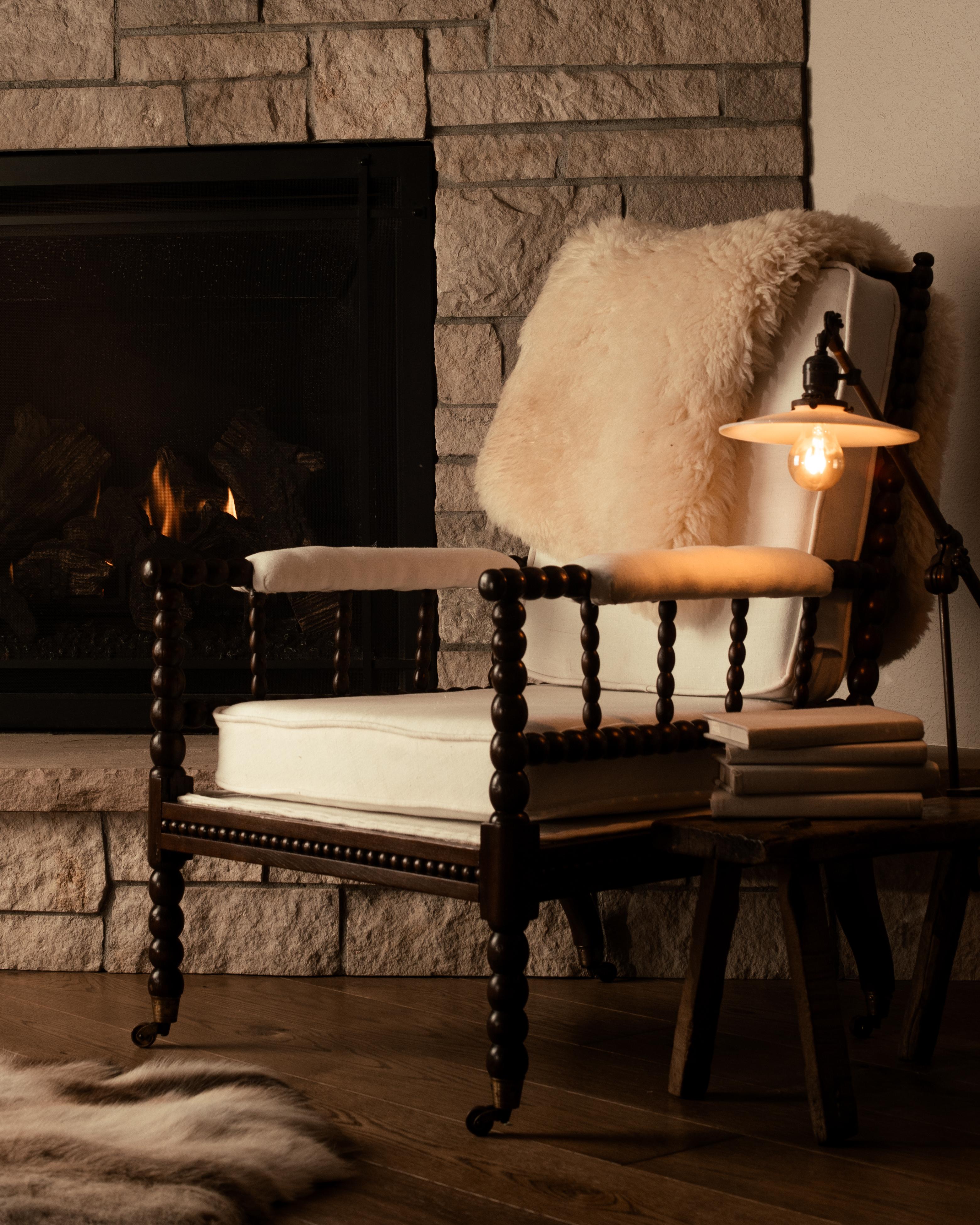 Fauteuil de salon en hêtre tourné à la main de manière élégante. Cette pièce a été fabriquée de main de maître avec un cadre en fuseau tourné à la main et des roulettes en laiton massif. Cette pièce a été entièrement restaurée, avec l'ajout de