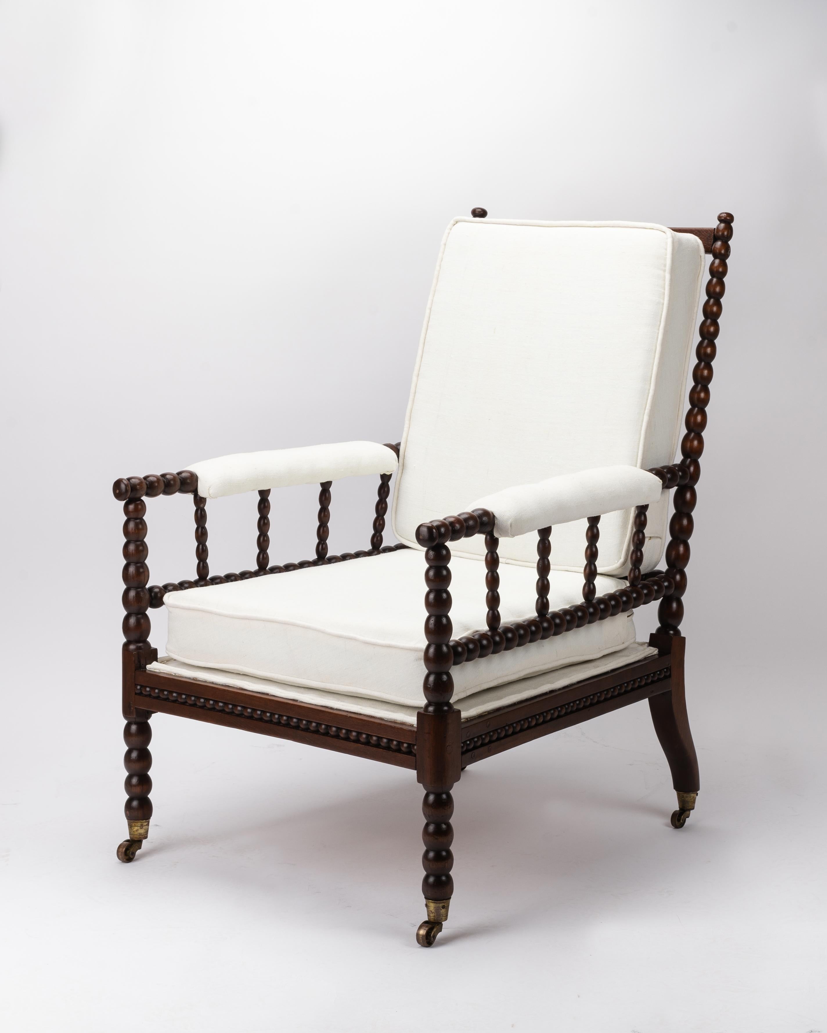 Victorien Fauteuil de salon Bobbin du 19ème siècle retapissé en lin français ancien en vente