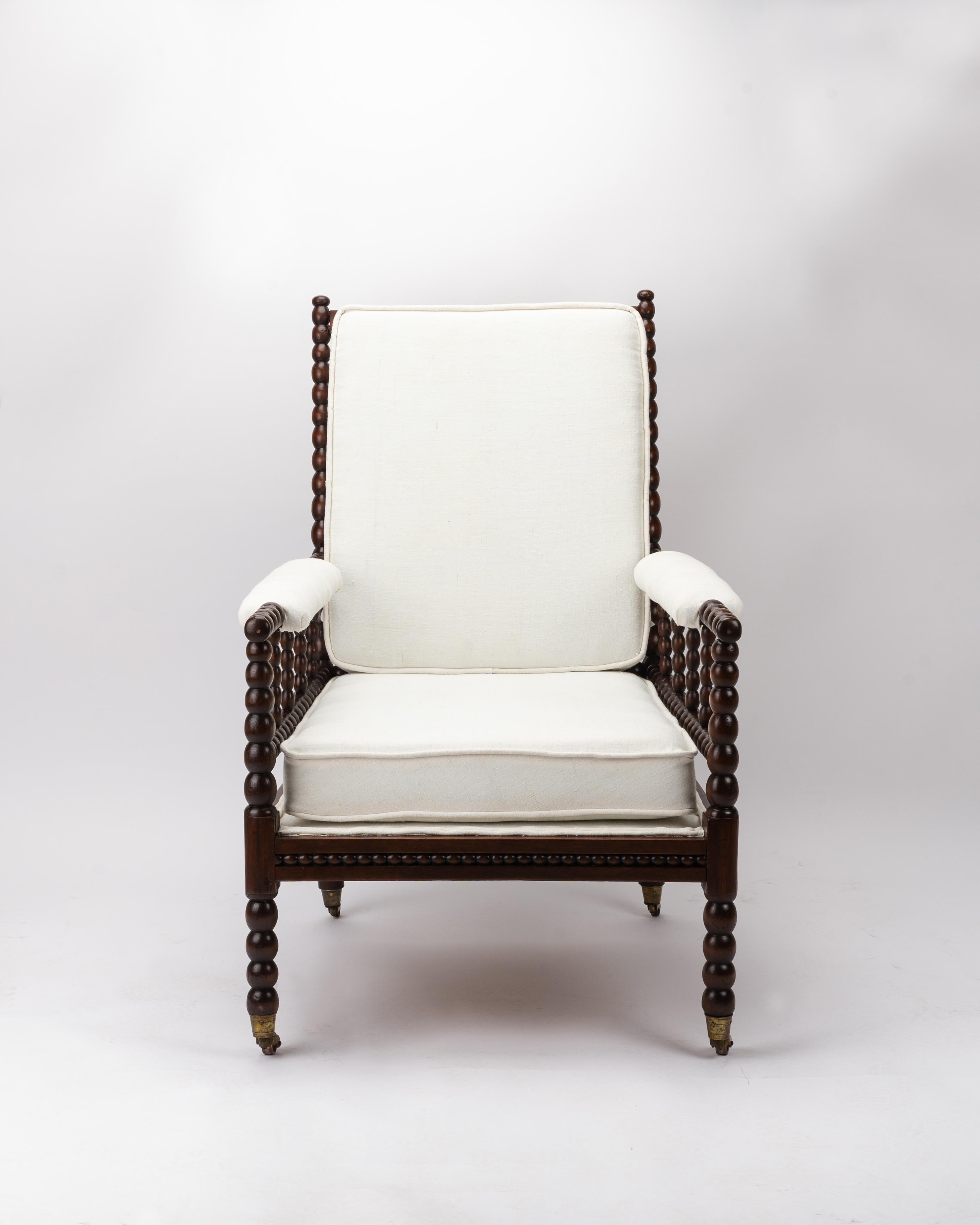 Britannique Fauteuil de salon Bobbin du 19ème siècle retapissé en lin français ancien en vente