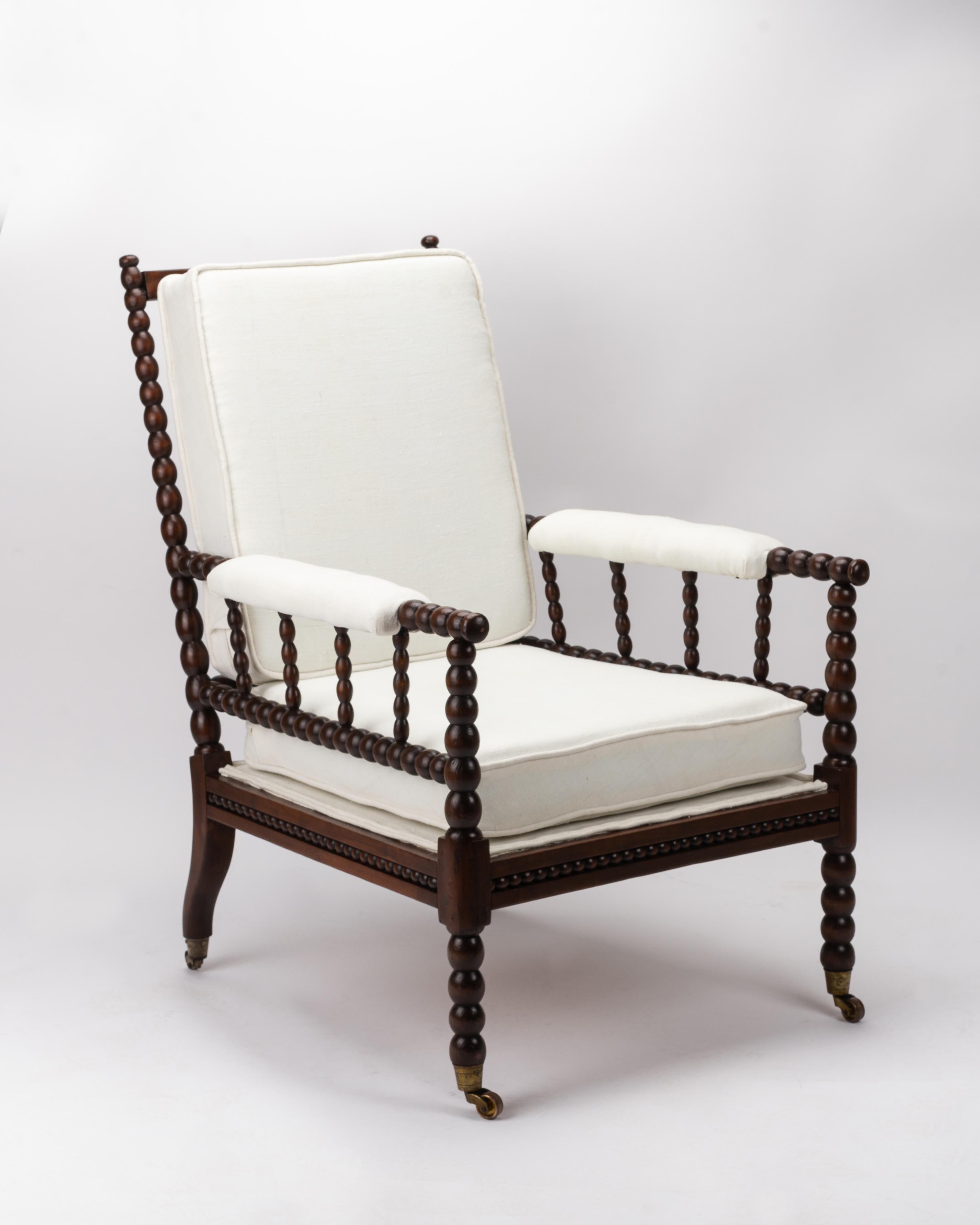 Tourné Fauteuil de salon Bobbin du 19ème siècle retapissé en lin français ancien en vente