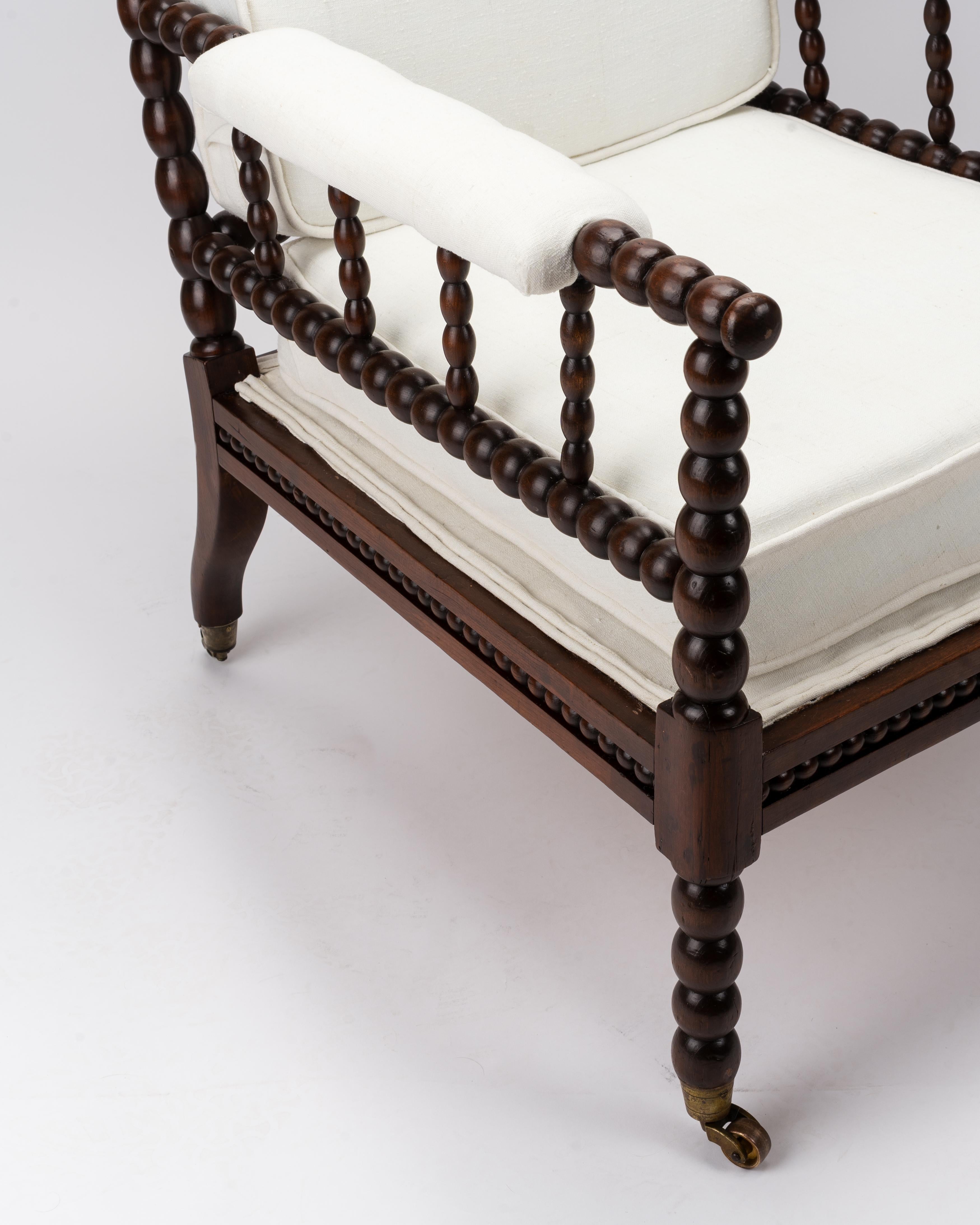 Fauteuil de salon Bobbin du 19ème siècle retapissé en lin français ancien en vente 1