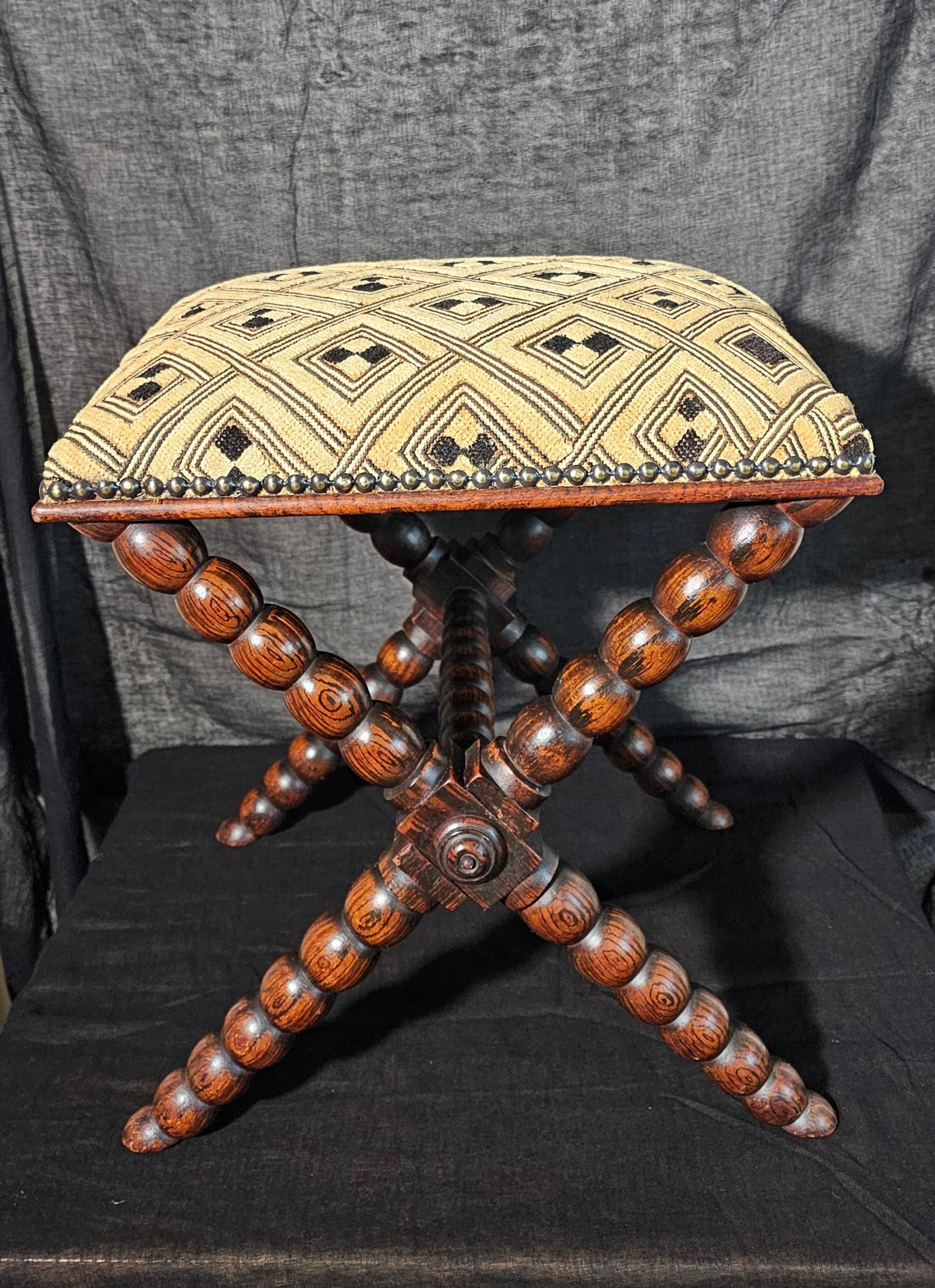 Dies ist ein wunderschöner handgefertigter Klöppelhocker aus einer alten englischen Country House Collection. 
Spätviktorianisch und aus Palisanderholz geschnitzt, ohne Risse oder Reparaturen. Das Stück hat eine schöne Patina und würde jeden Raum