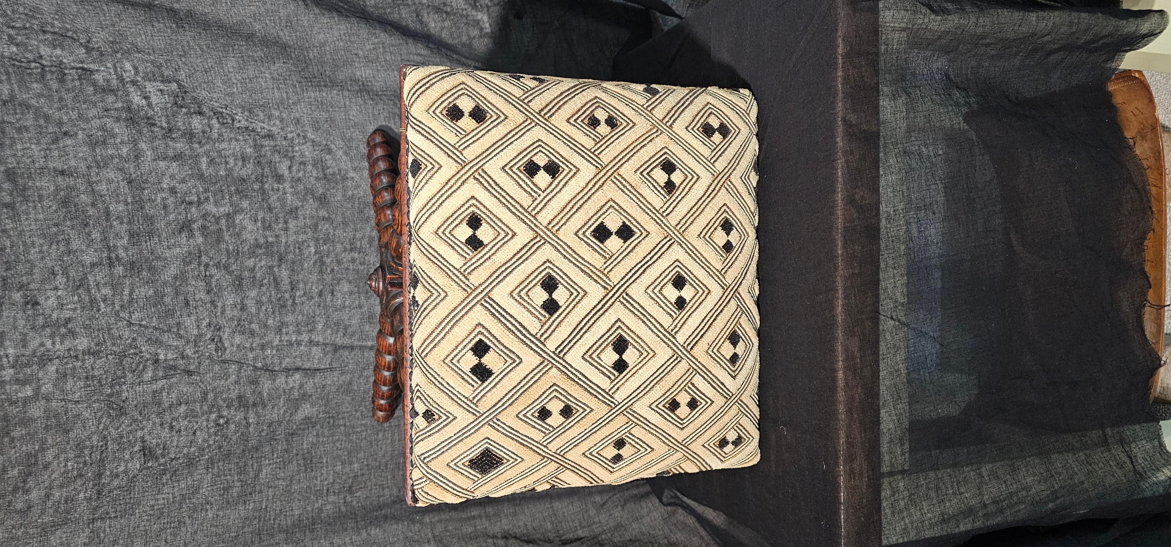 19th Century Bobbin Stool (Handgeschnitzt) im Angebot