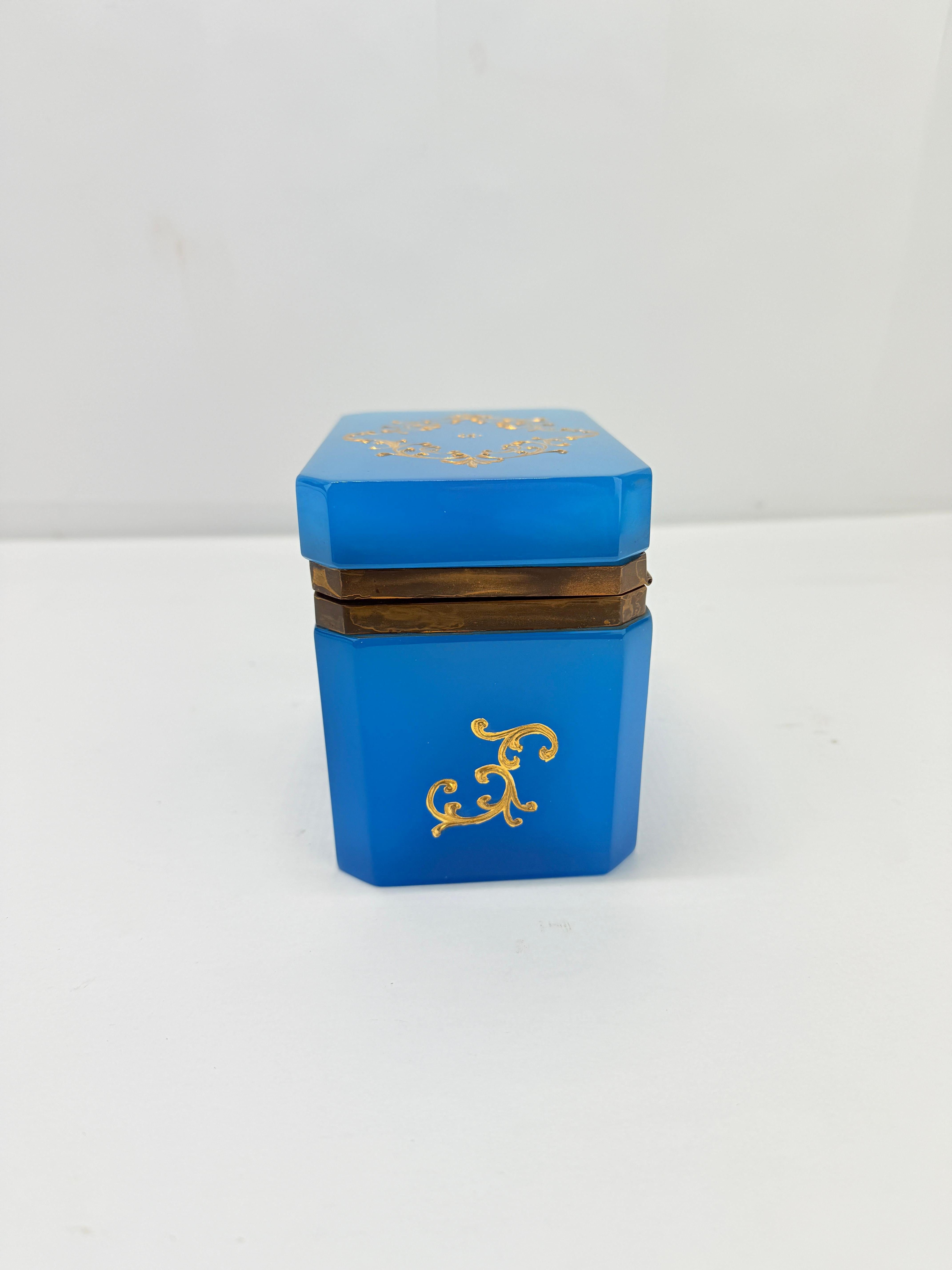 Cette exquise boîte en verre du XIXe siècle représente le summum de la verrerie décorative, qu'elle soit issue de la tradition du Barfatan de Bohême ou fabriquée à partir de verre opalin bleu français. La teinte turquoise vive de la boîte capte la