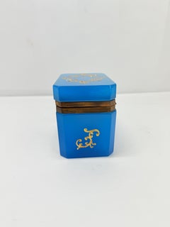 Siglo XIX, Barfatan de Bohemia o Caja Francesa de Opalina Azul y Vidrio Esmaltado Dorado