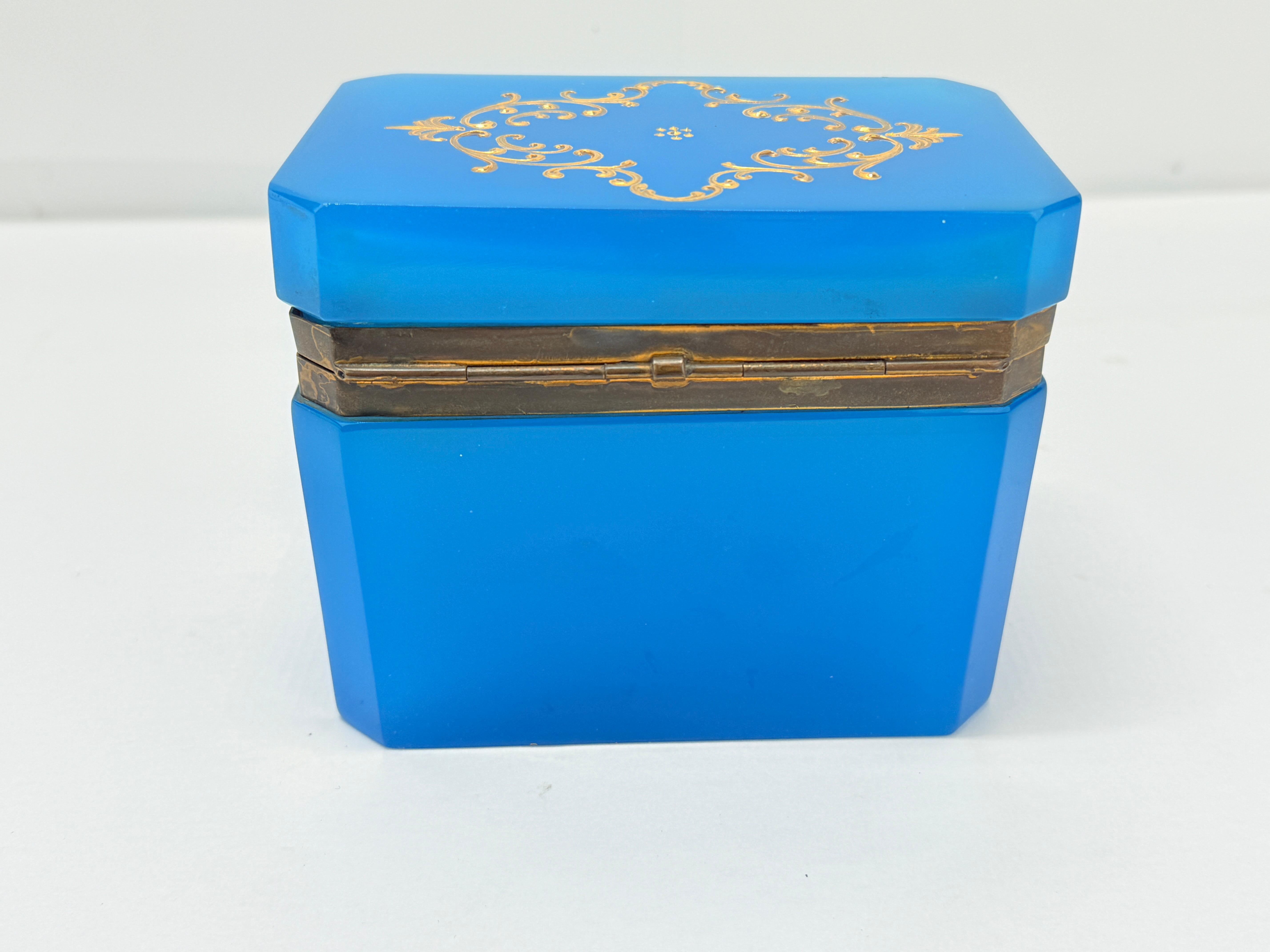 Rococo Boîte bohème du 19ème siècle, Barfatan ou française, opaline bleue et verre émaillé doré en vente