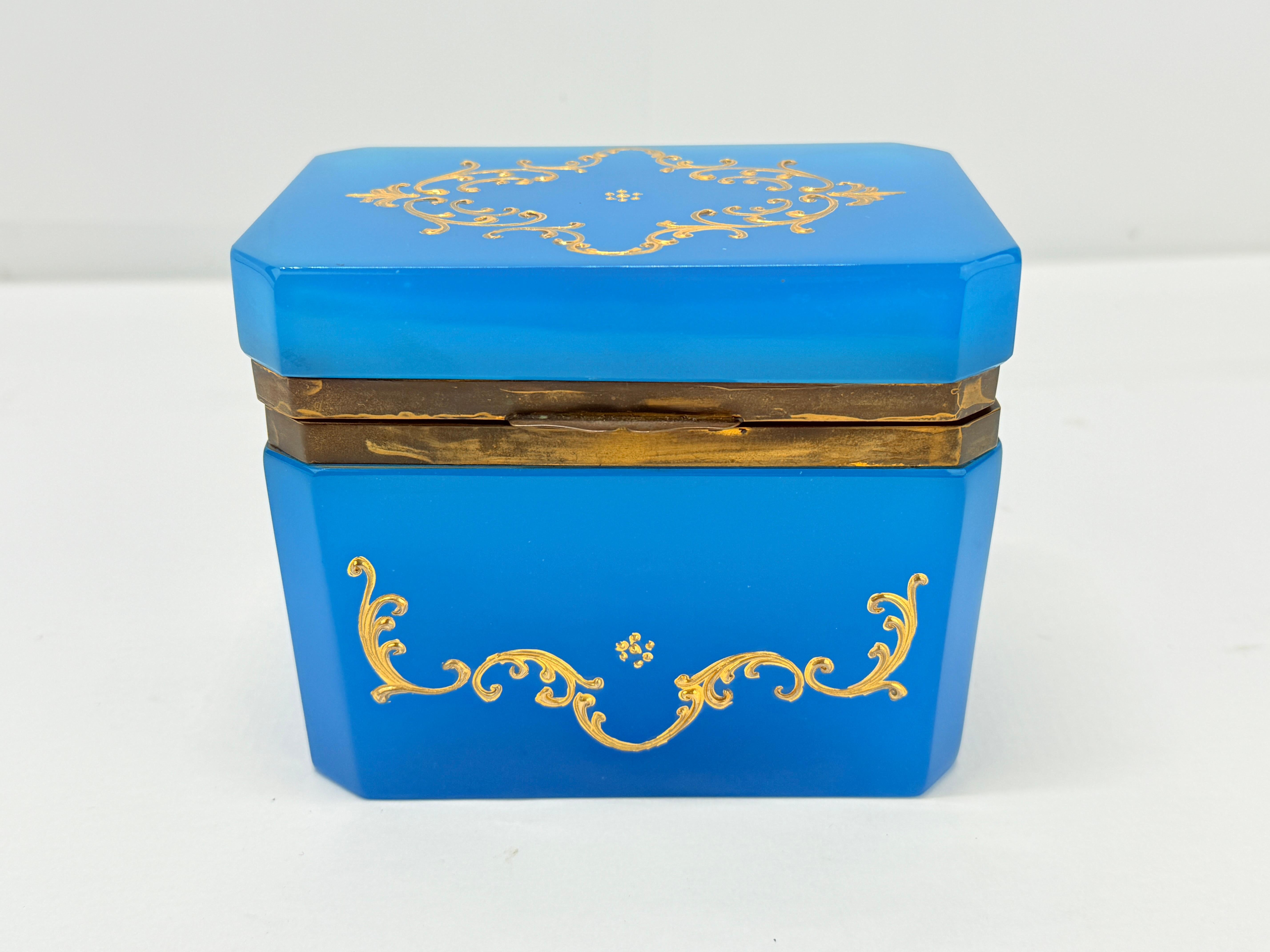 Boîte bohème du 19ème siècle, Barfatan ou française, opaline bleue et verre émaillé doré Bon état - En vente à Atlanta, GA