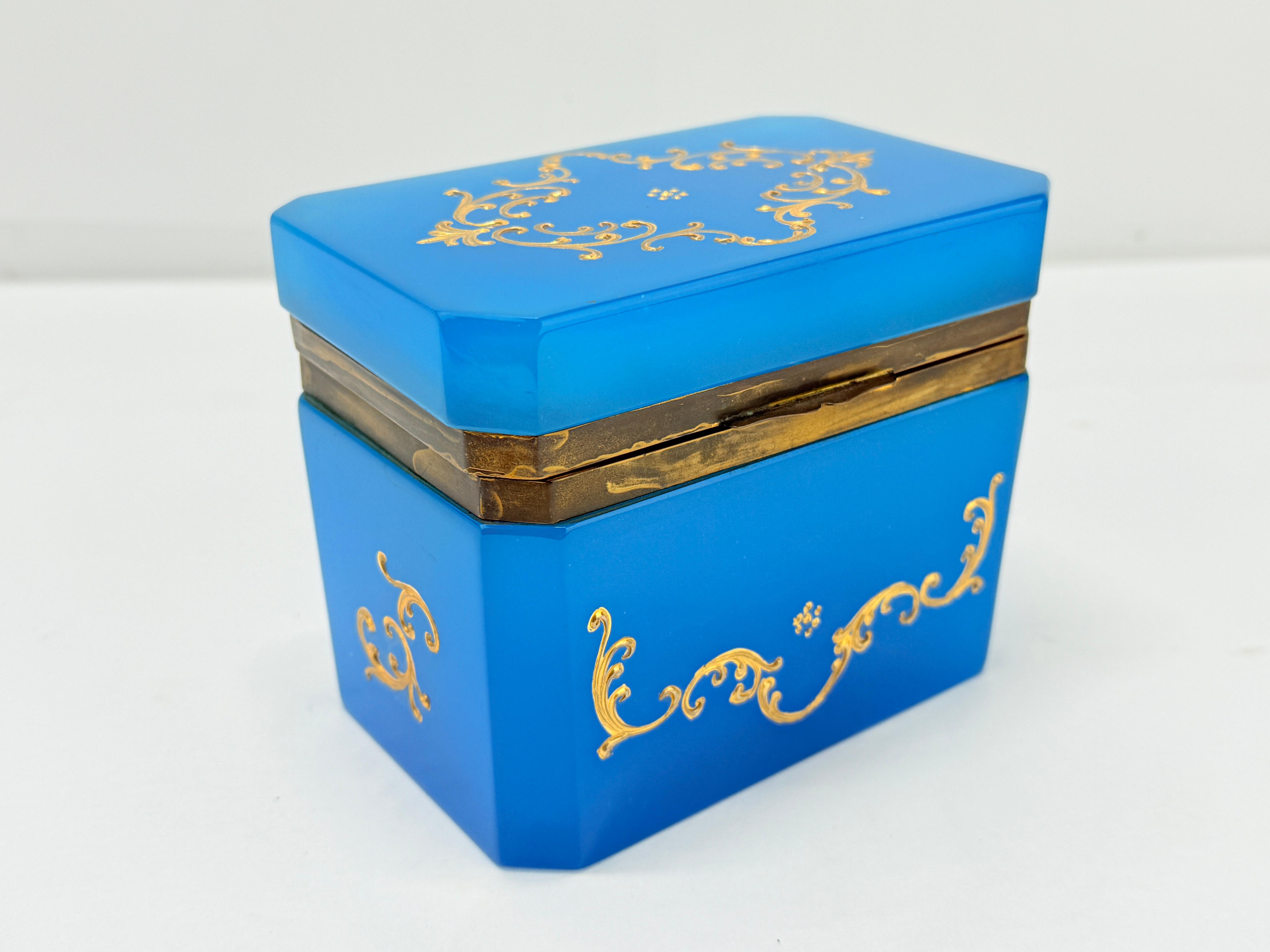 XIXe siècle Boîte bohème du 19ème siècle, Barfatan ou française, opaline bleue et verre émaillé doré en vente