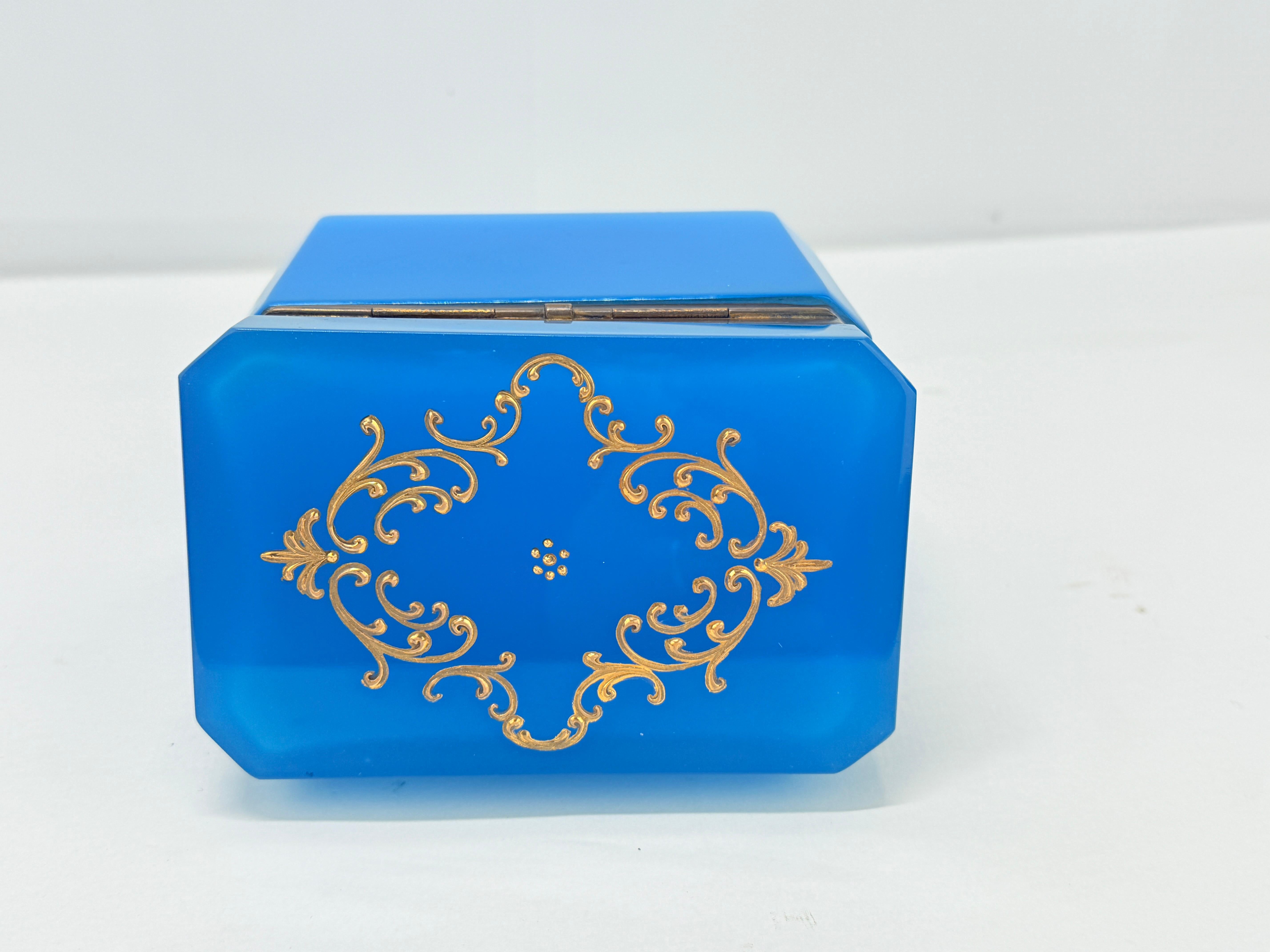 Verre opalin Boîte bohème du 19ème siècle, Barfatan ou française, opaline bleue et verre émaillé doré en vente