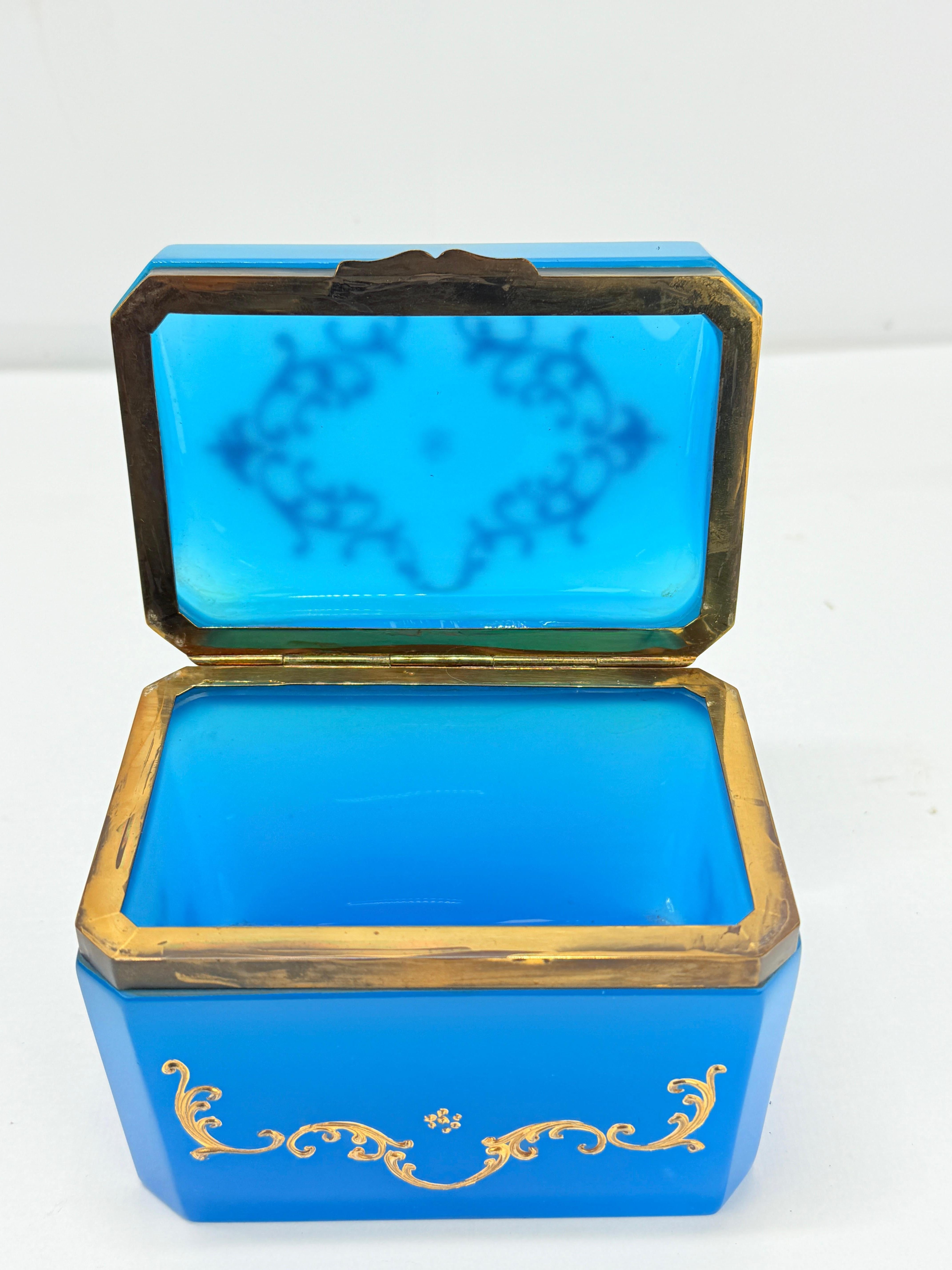 Boîte bohème du 19ème siècle, Barfatan ou française, opaline bleue et verre émaillé doré en vente 1