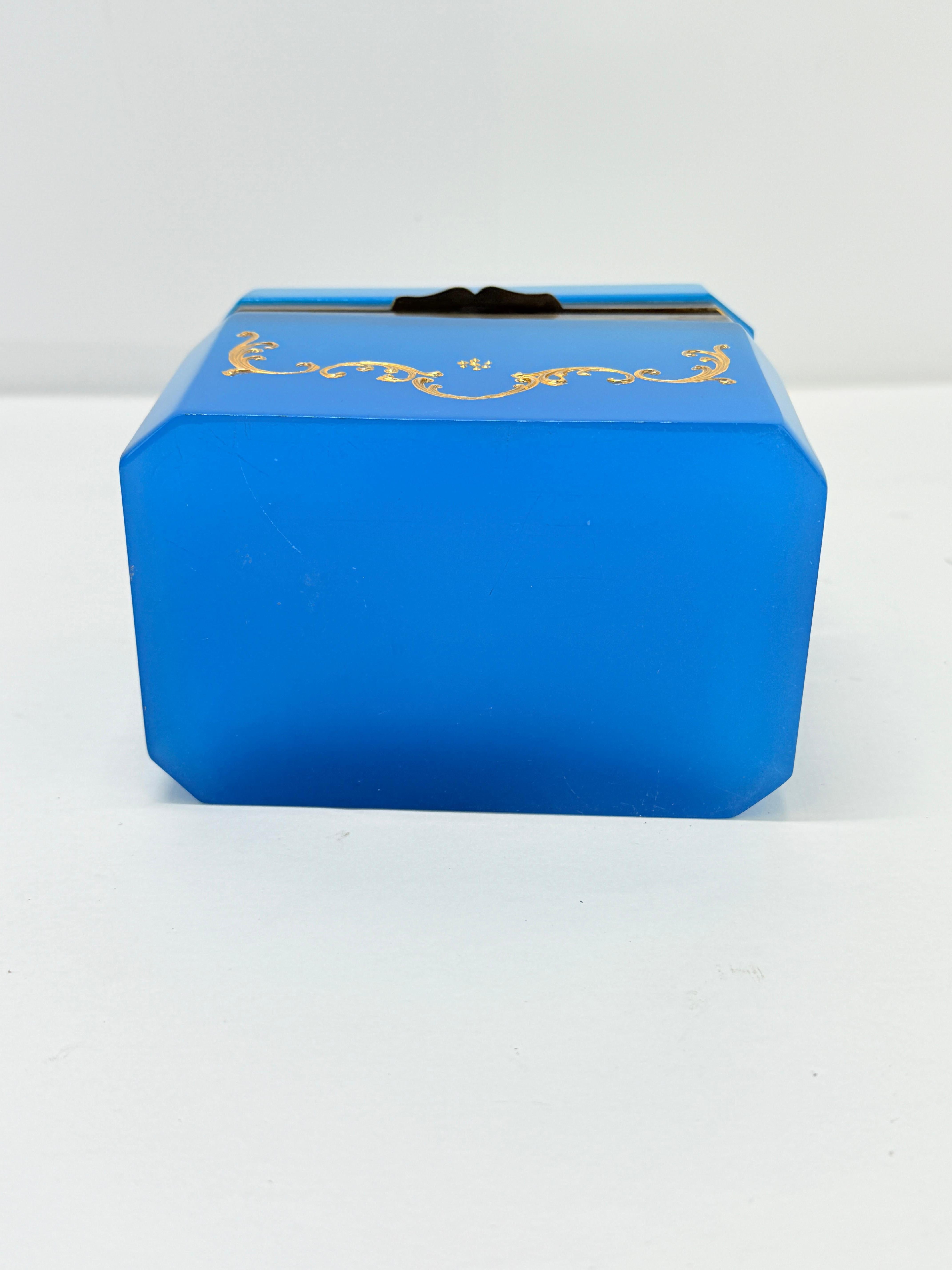 Boîte bohème du 19ème siècle, Barfatan ou française, opaline bleue et verre émaillé doré en vente 2