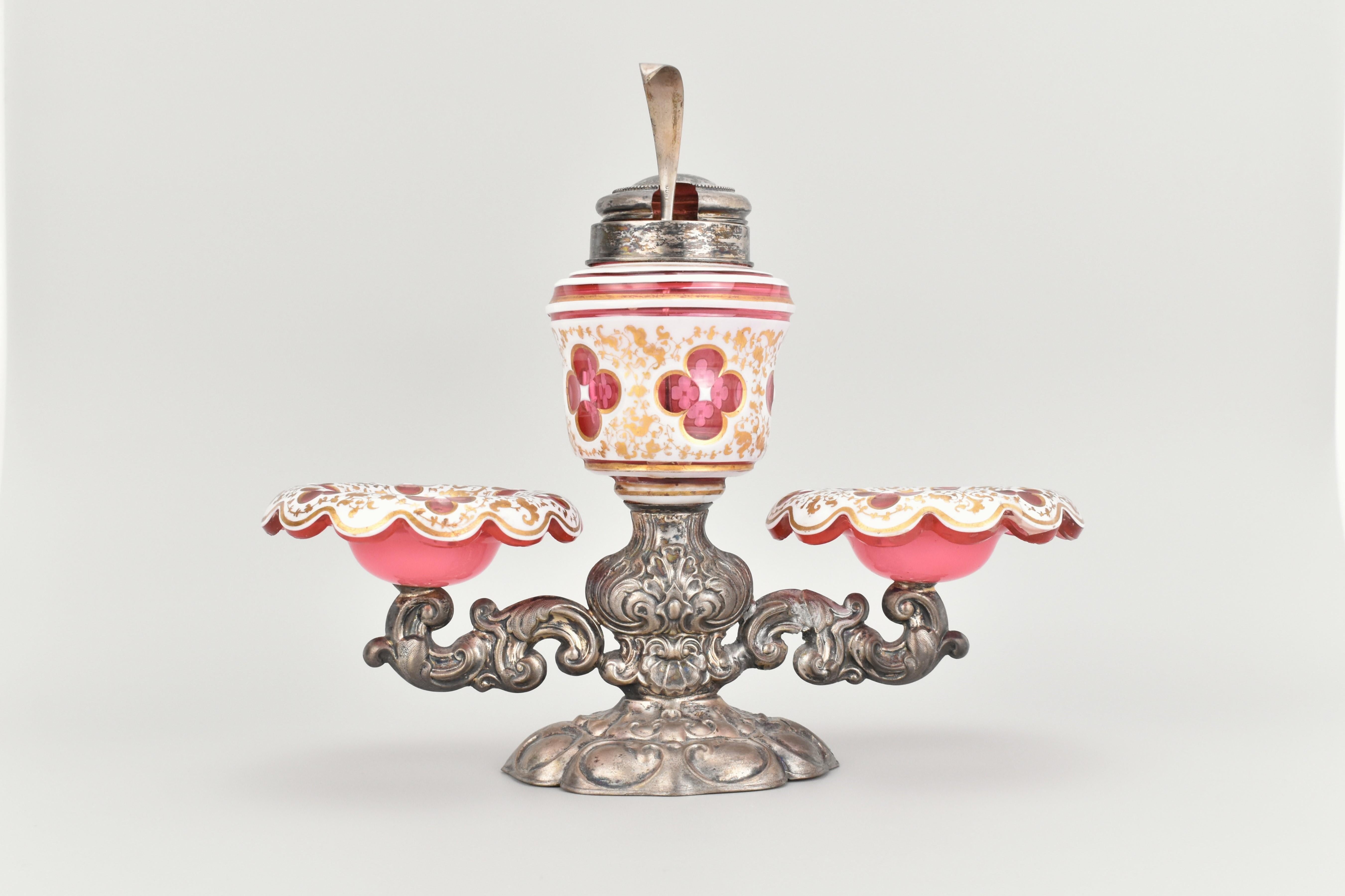 Set antique de burettes en verre et métal avec cuillère en argent 800 - Bohemia, Circa 1860

Ce magnifique set de burettes anciennes présente un verre Bohemian cranberry avec une élégante couverture opaline blanche et de fines décorations dorées.