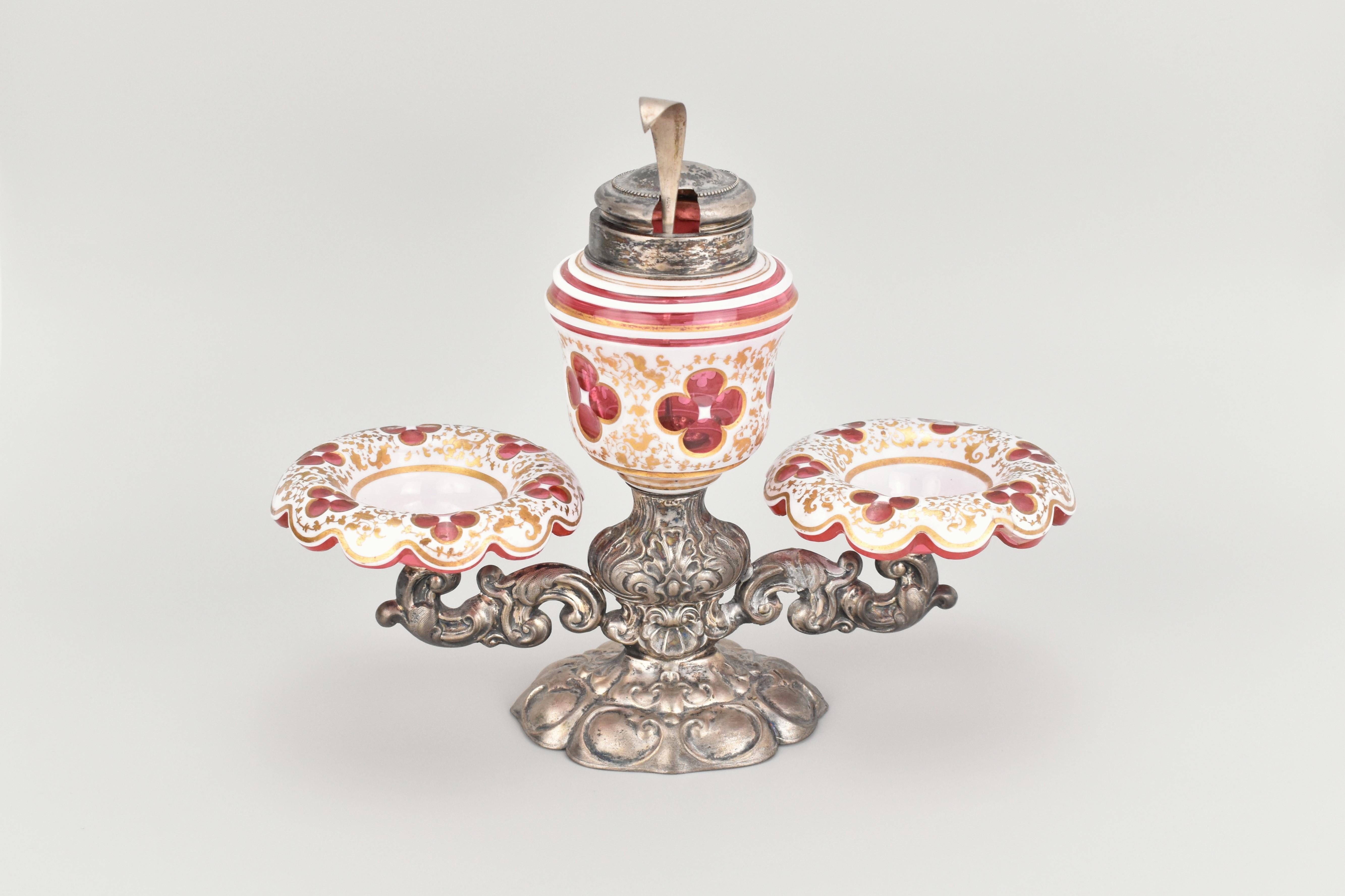 Doré Set de burettes en verre recouvert de canneberges et en métal argenté du 19e siècle, Ménage en vente