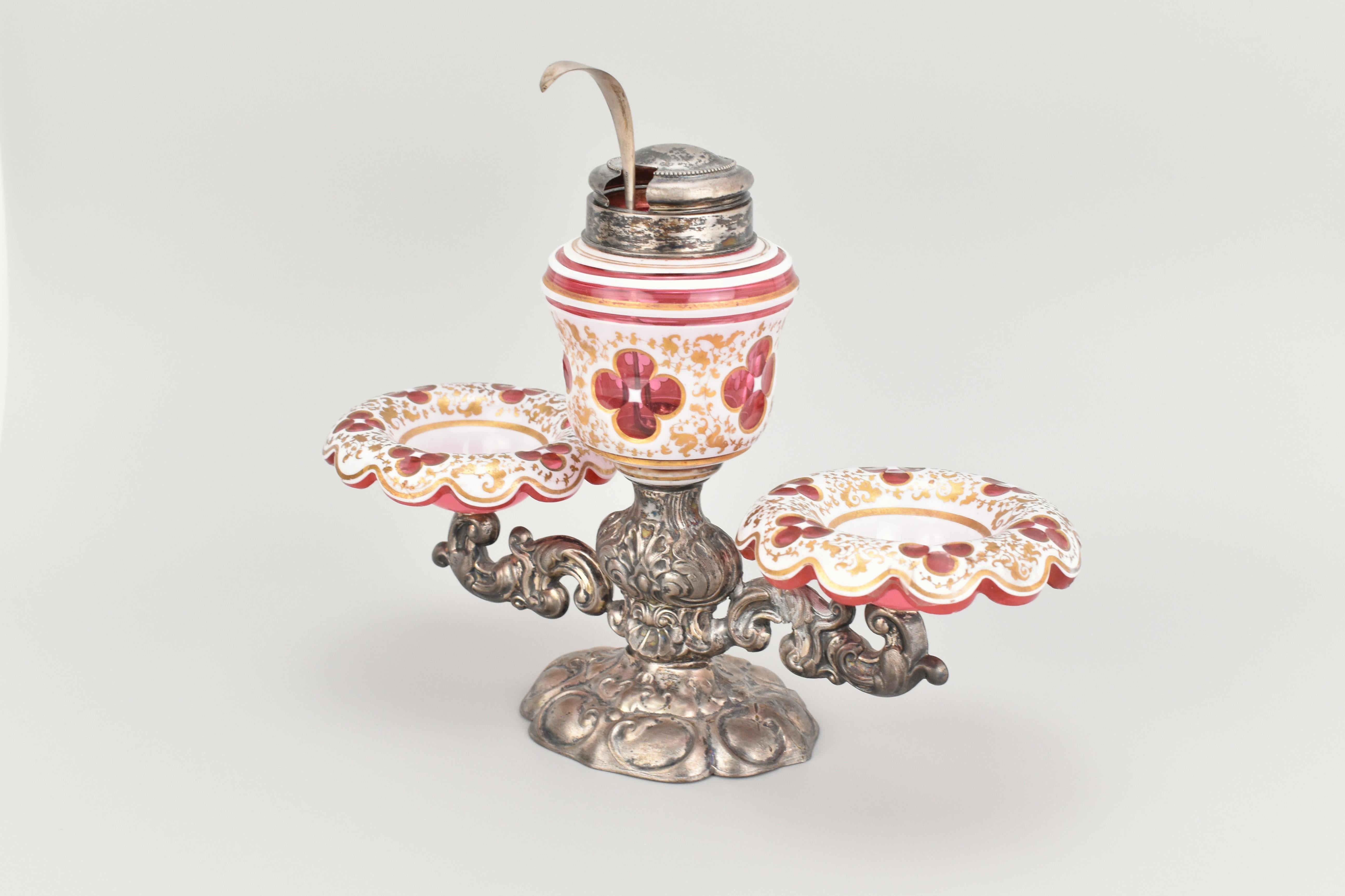 Set de burettes en verre recouvert de canneberges et en métal argenté du 19e siècle, Ménage Bon état - En vente à Rostock, MV