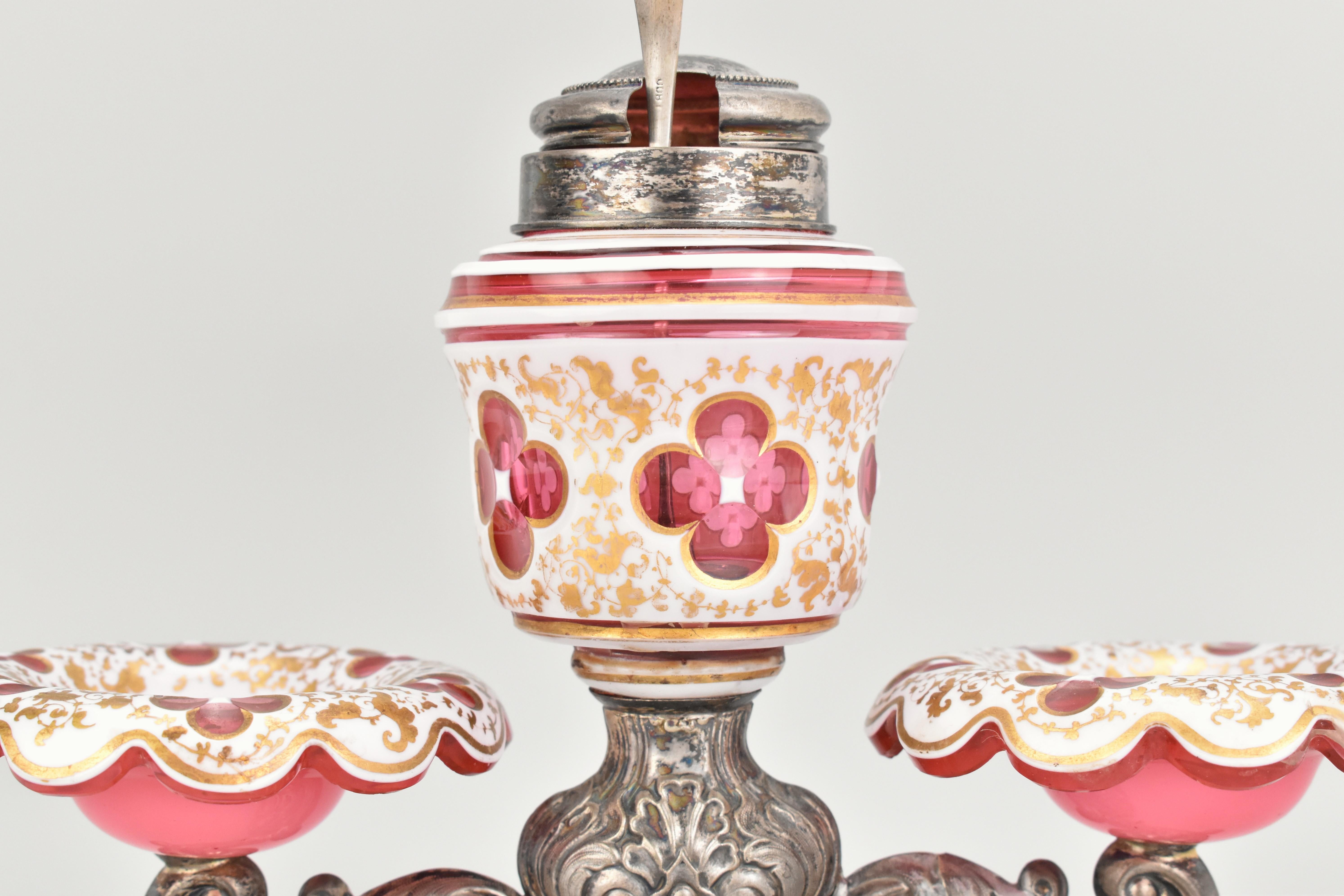 XIXe siècle Set de burettes en verre recouvert de canneberges et en métal argenté du 19e siècle, Ménage en vente