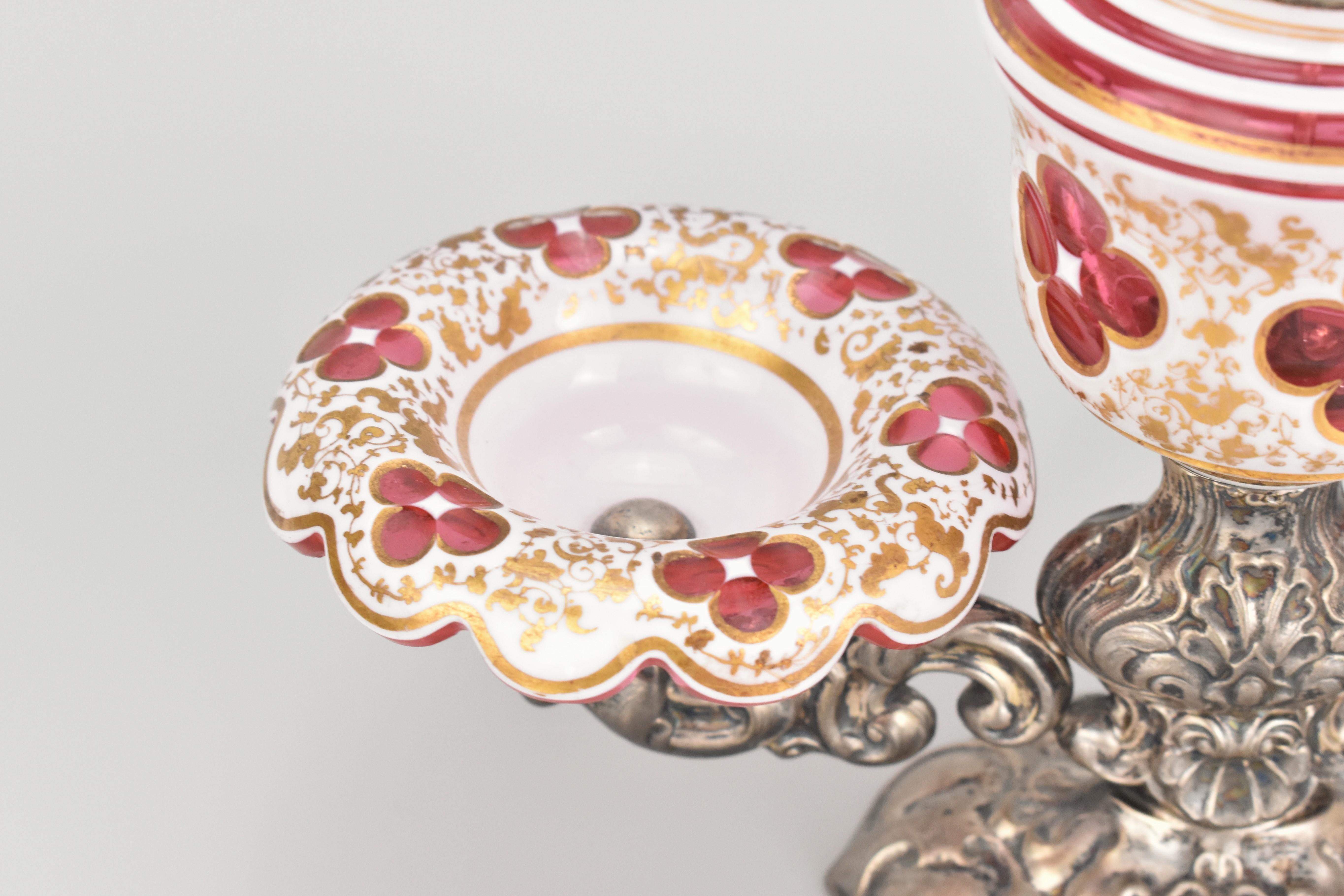 Set de burettes en verre recouvert de canneberges et en métal argenté du 19e siècle, Ménage en vente 1
