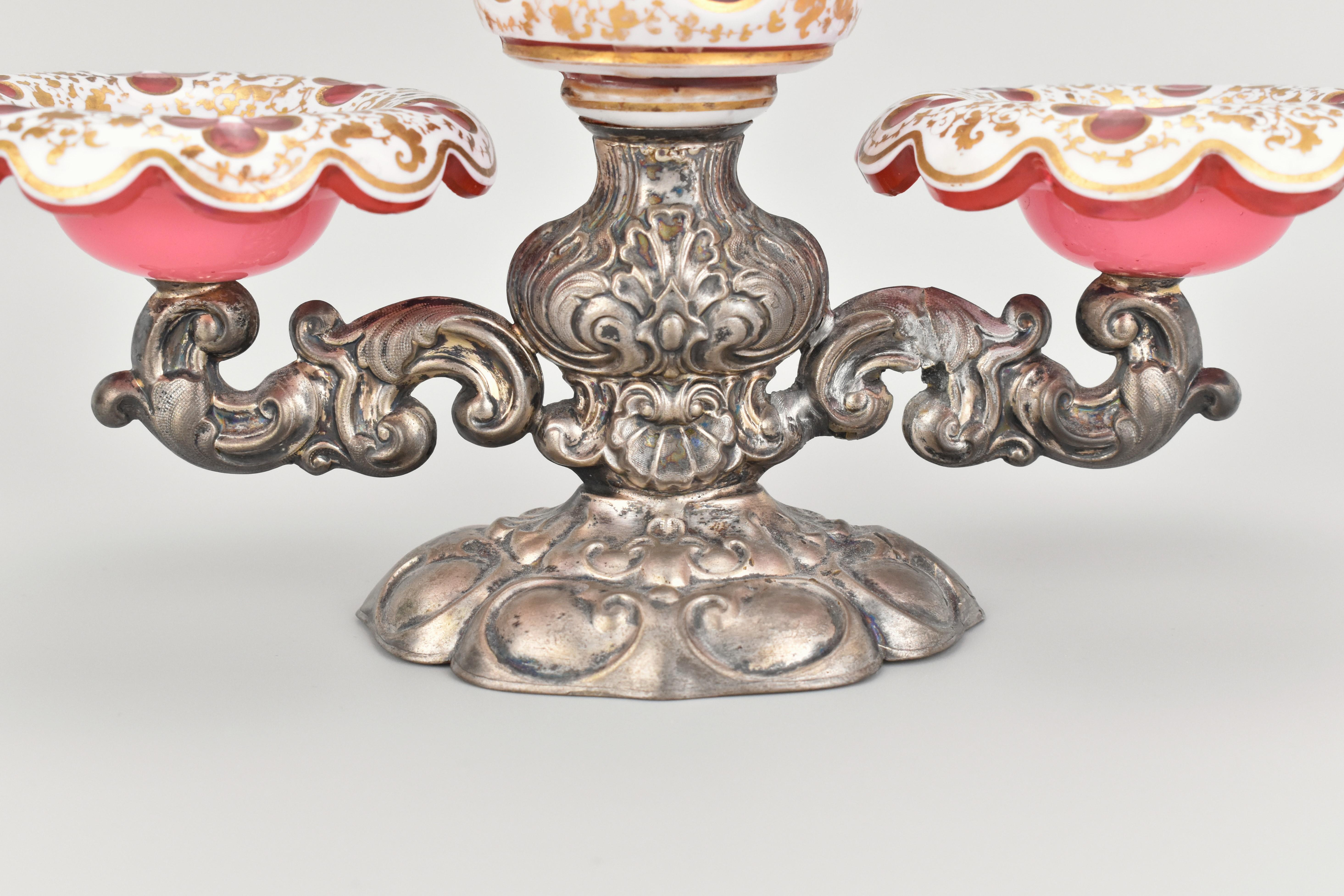 Set de burettes en verre recouvert de canneberges et en métal argenté du 19e siècle, Ménage en vente 2