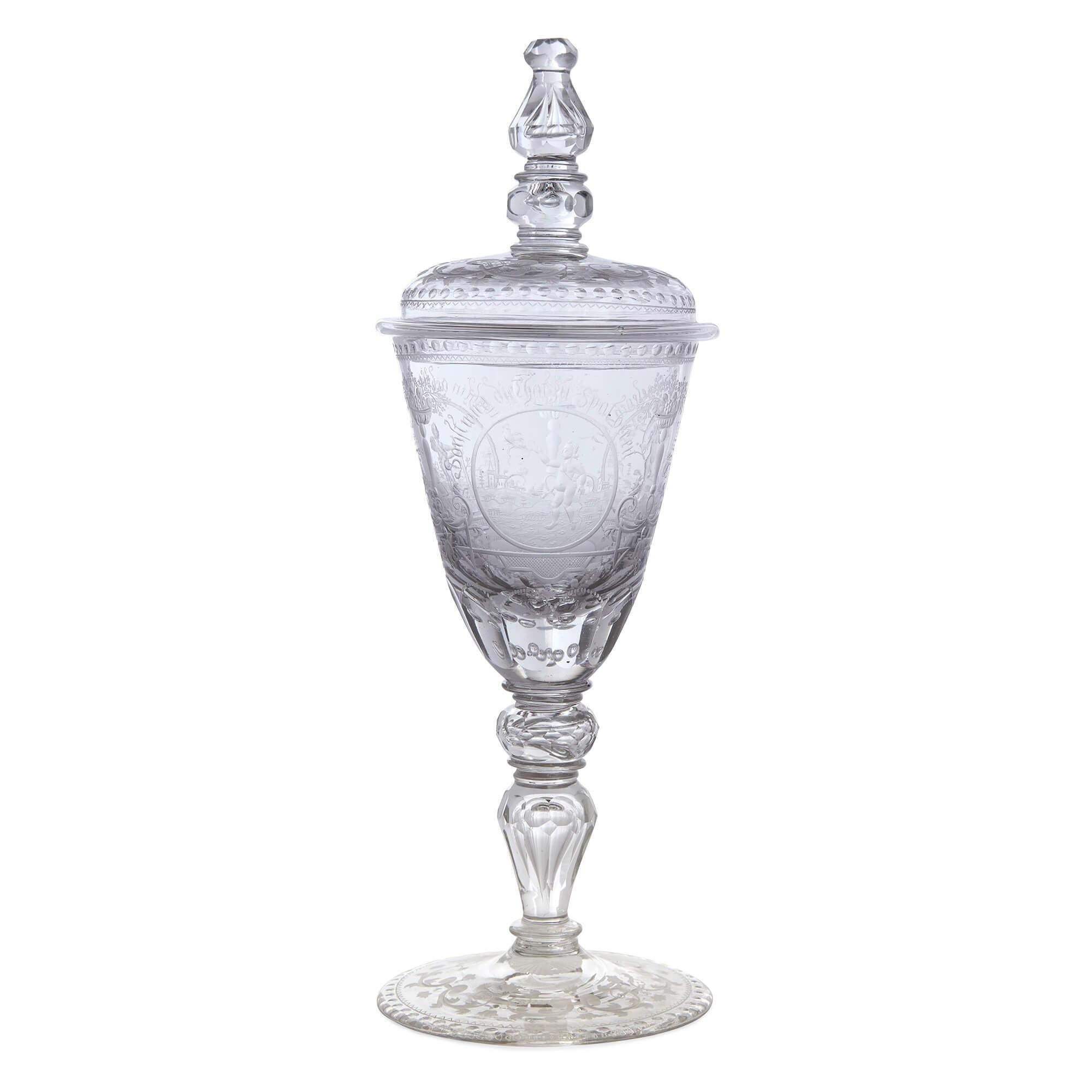 Coupe et couvercle en verre gravé de Bohème du 19e siècle
Bohème, Fin du 19e siècle 
Hauteur 29 cm, diamètre 10 cm

Ce gobelet bohémien exquis est fabriqué à partir de verre gravé et taillé finement détaillé. Réputé pour sa qualité supérieure et ses