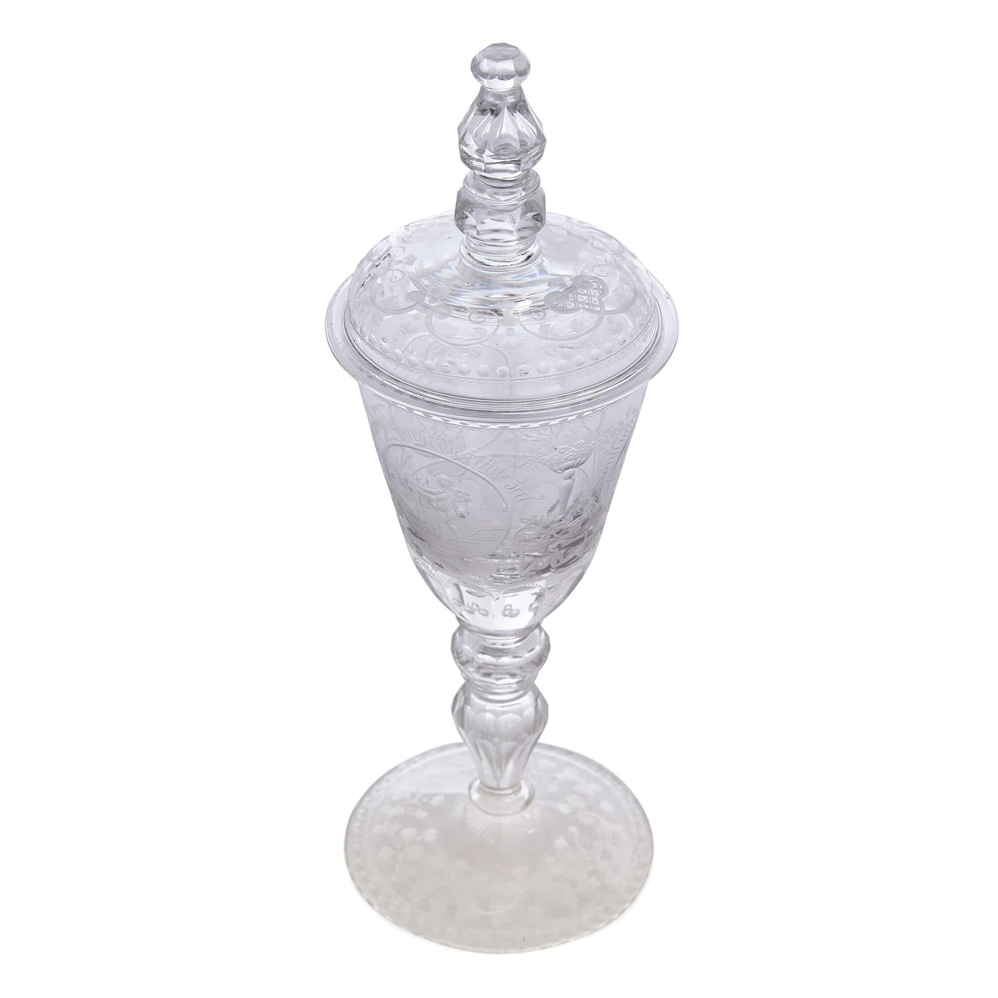 Tchèque Gobelet et couvercle en verre gravé de Bohème du 19ème siècle en vente