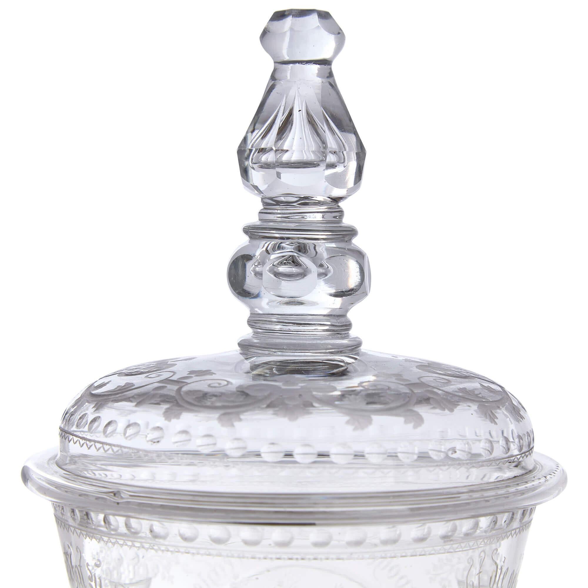 Gravé Gobelet et couvercle en verre gravé de Bohème du 19ème siècle en vente