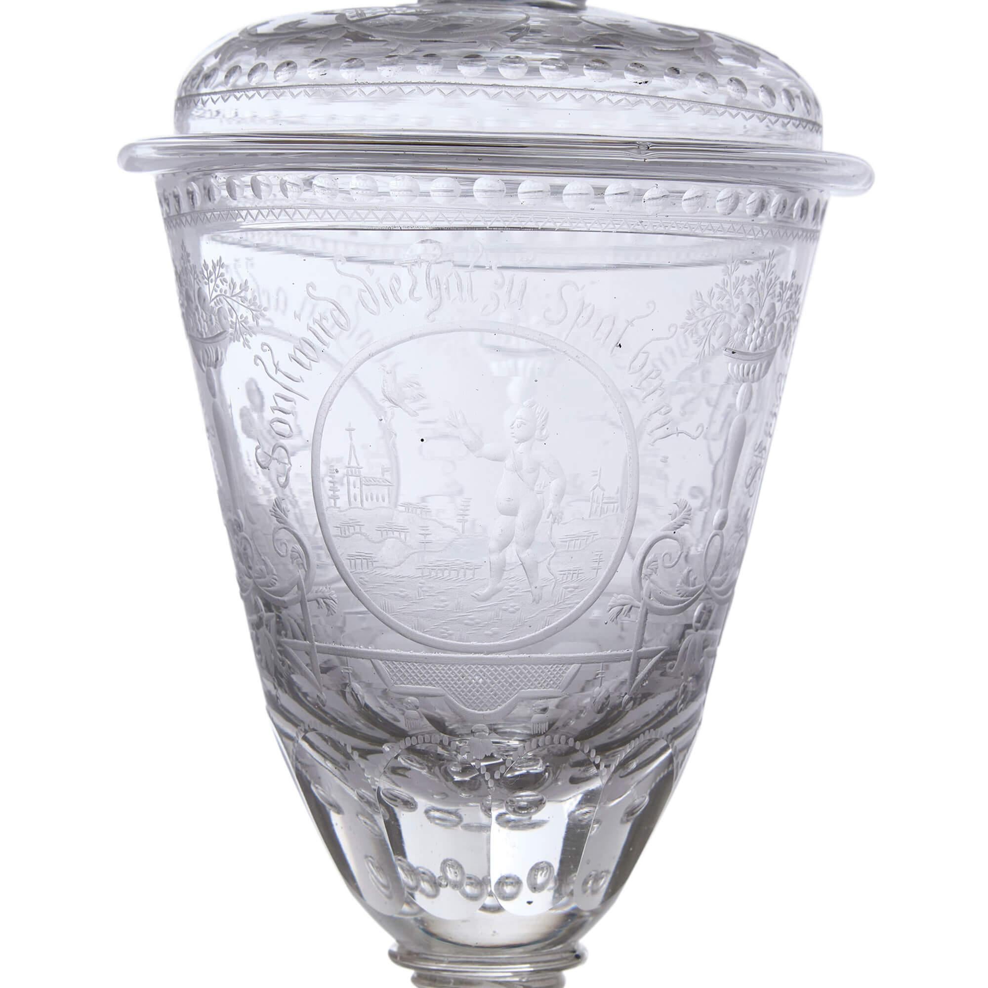 Gobelet et couvercle en verre gravé de Bohème du 19ème siècle Bon état - En vente à London, GB