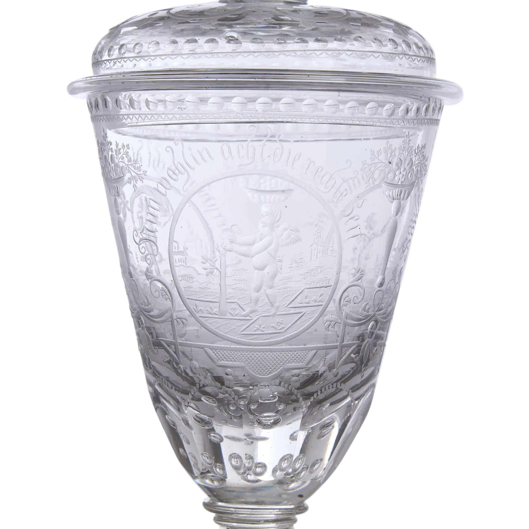 XIXe siècle Gobelet et couvercle en verre gravé de Bohème du 19ème siècle en vente
