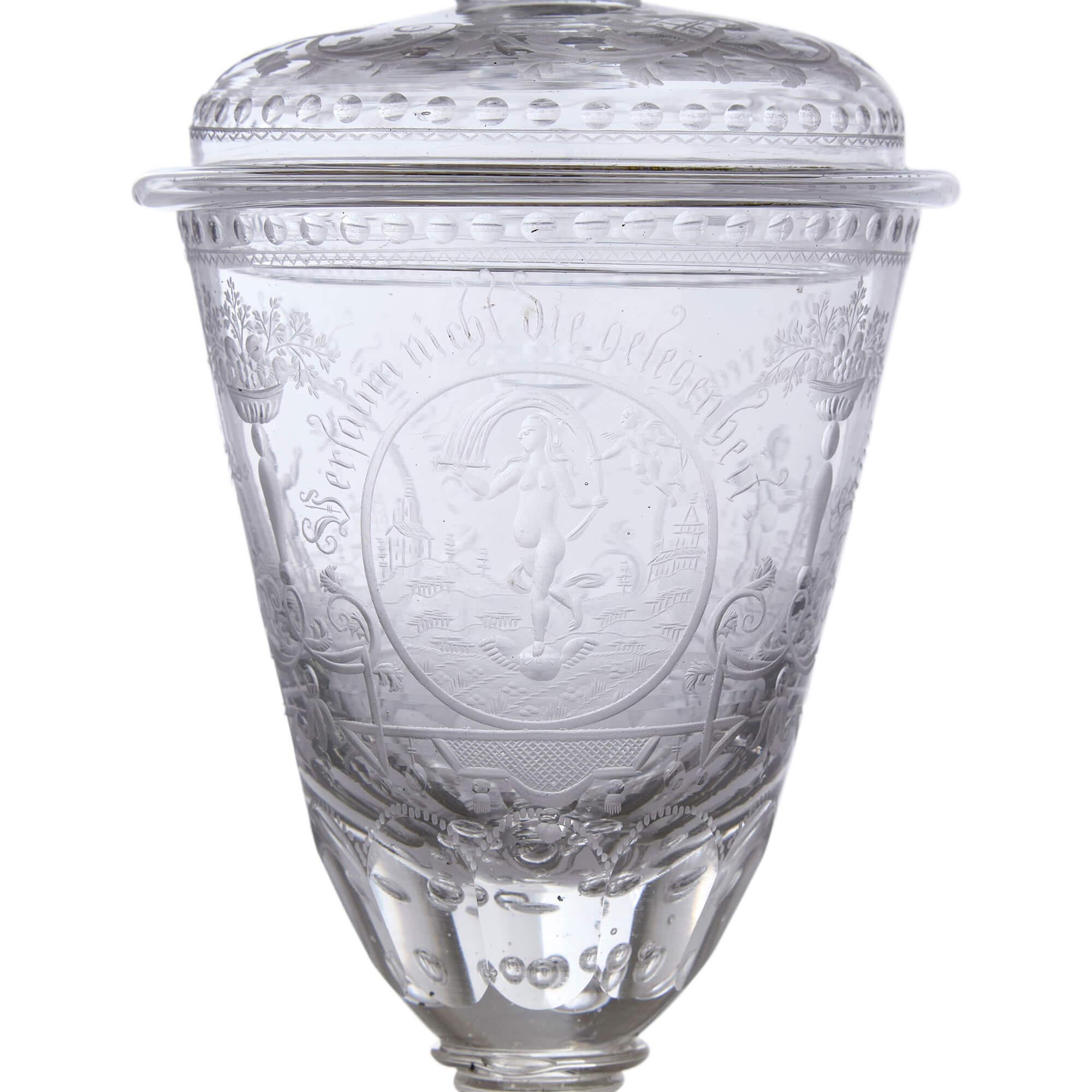 Verre Gobelet et couvercle en verre gravé de Bohème du 19ème siècle en vente