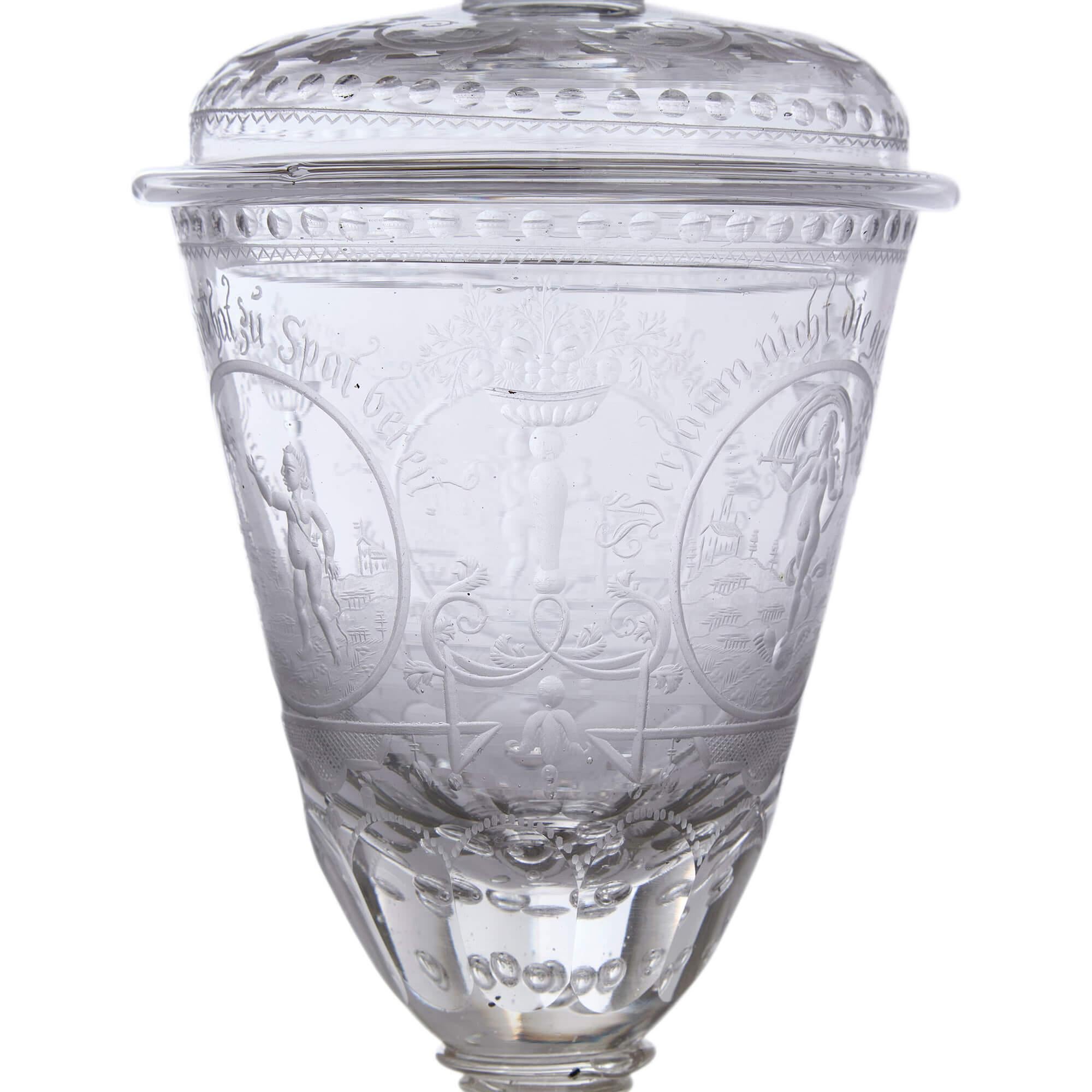 Gobelet et couvercle en verre gravé de Bohème du 19ème siècle en vente 1