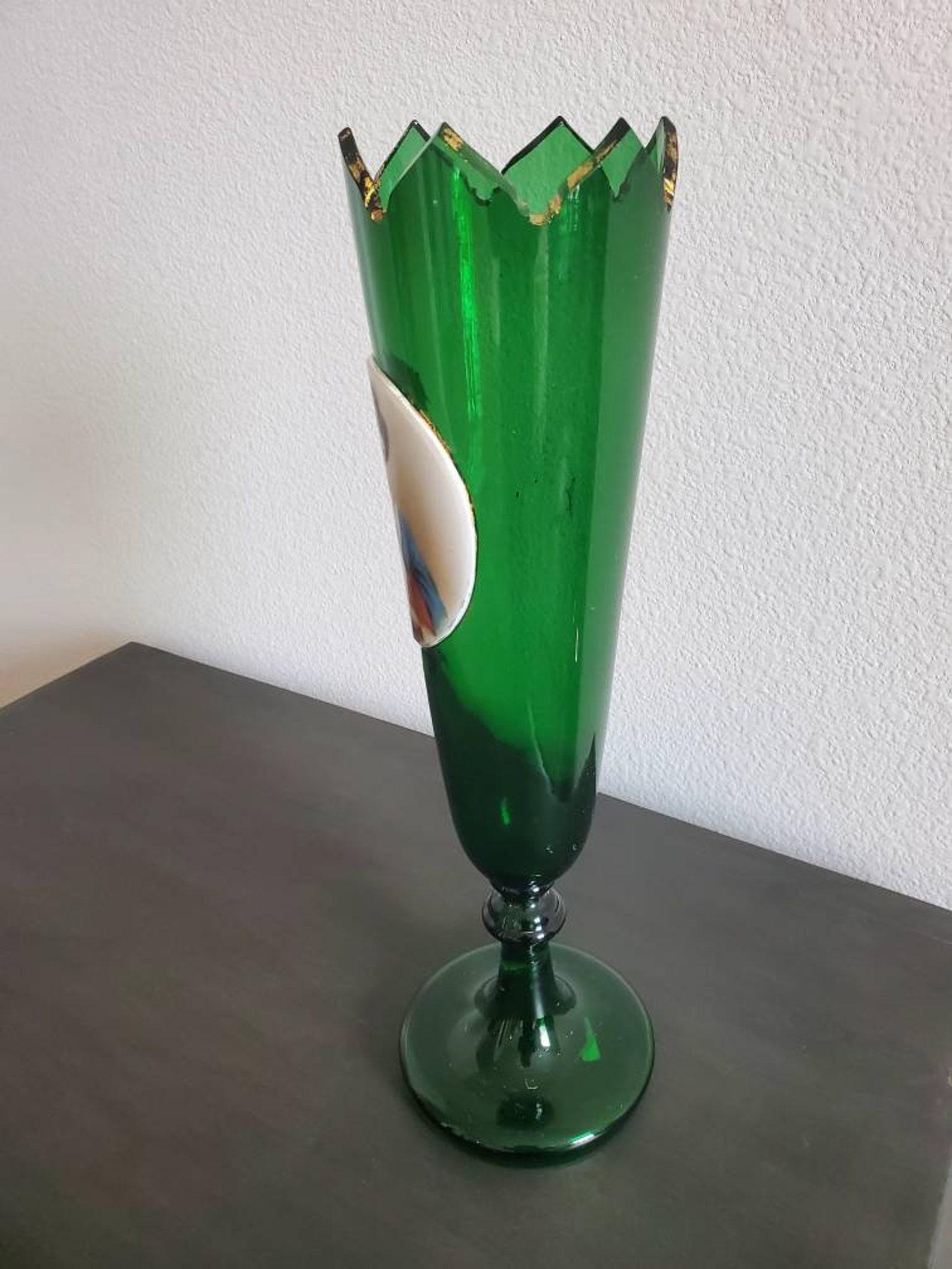 19th Century Bohemian Gilded Green Art Glass Tall Vase In Good Condition For Sale In Forney, TX