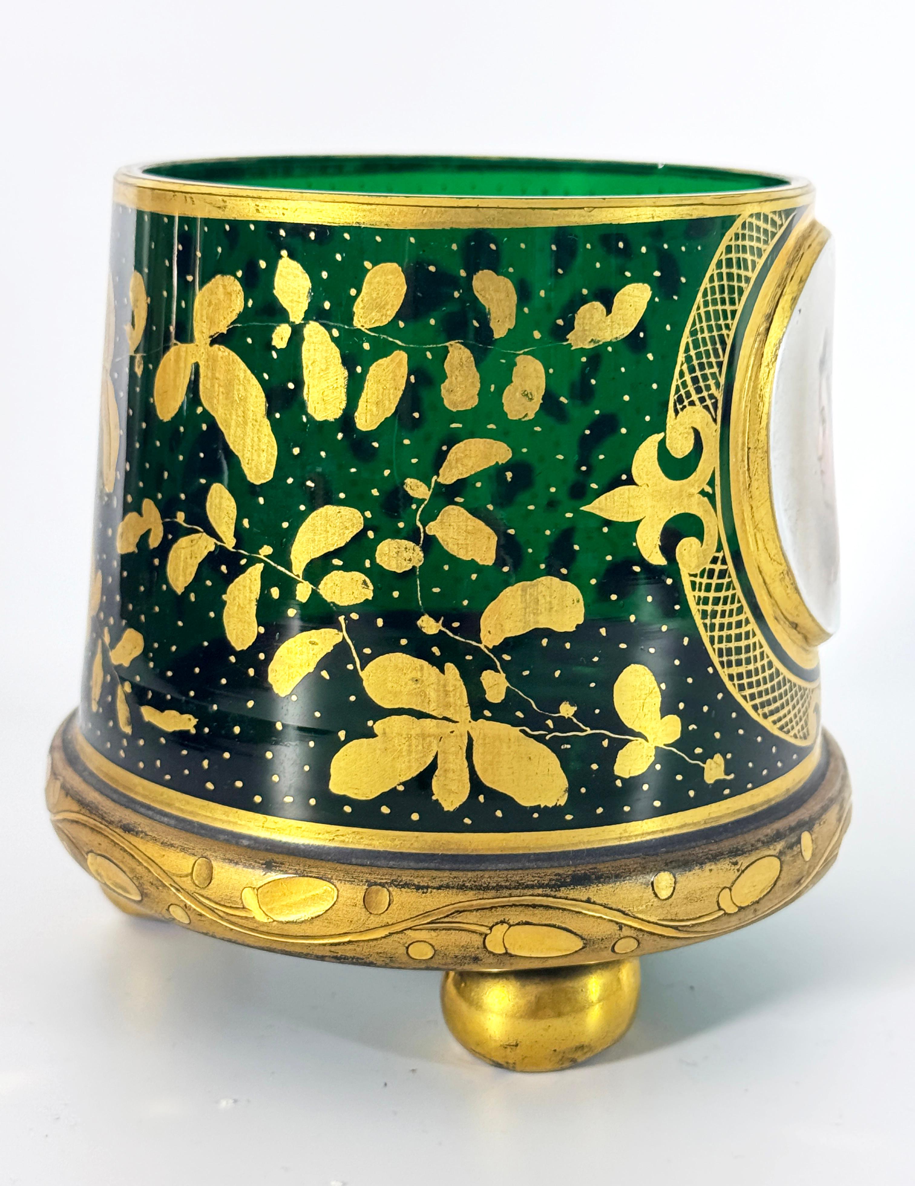 Vaso di vetro decorato in oro di Boemia della fine del XIX secolo con medaglione con ritratto. Questo bellissimo vaso in vetro verde decorato in oro è centrato da un medaglione in rilievo decorato in sovrapposizione con un ritratto di donna di