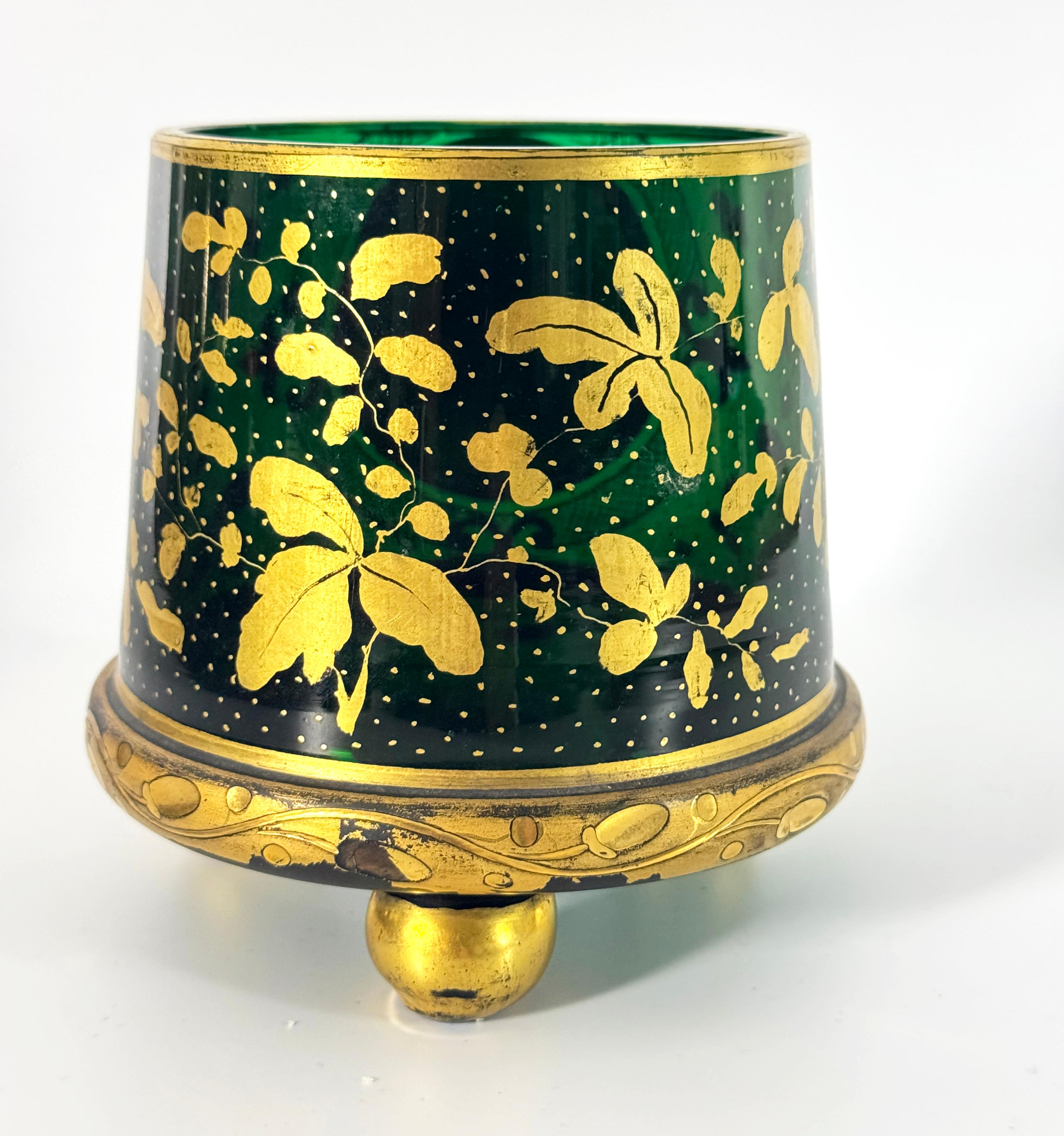 Art Nouveau Vaso in vetro verde decorato con doratura del XIX secolo con medaglione a forma di ritratto in vendita