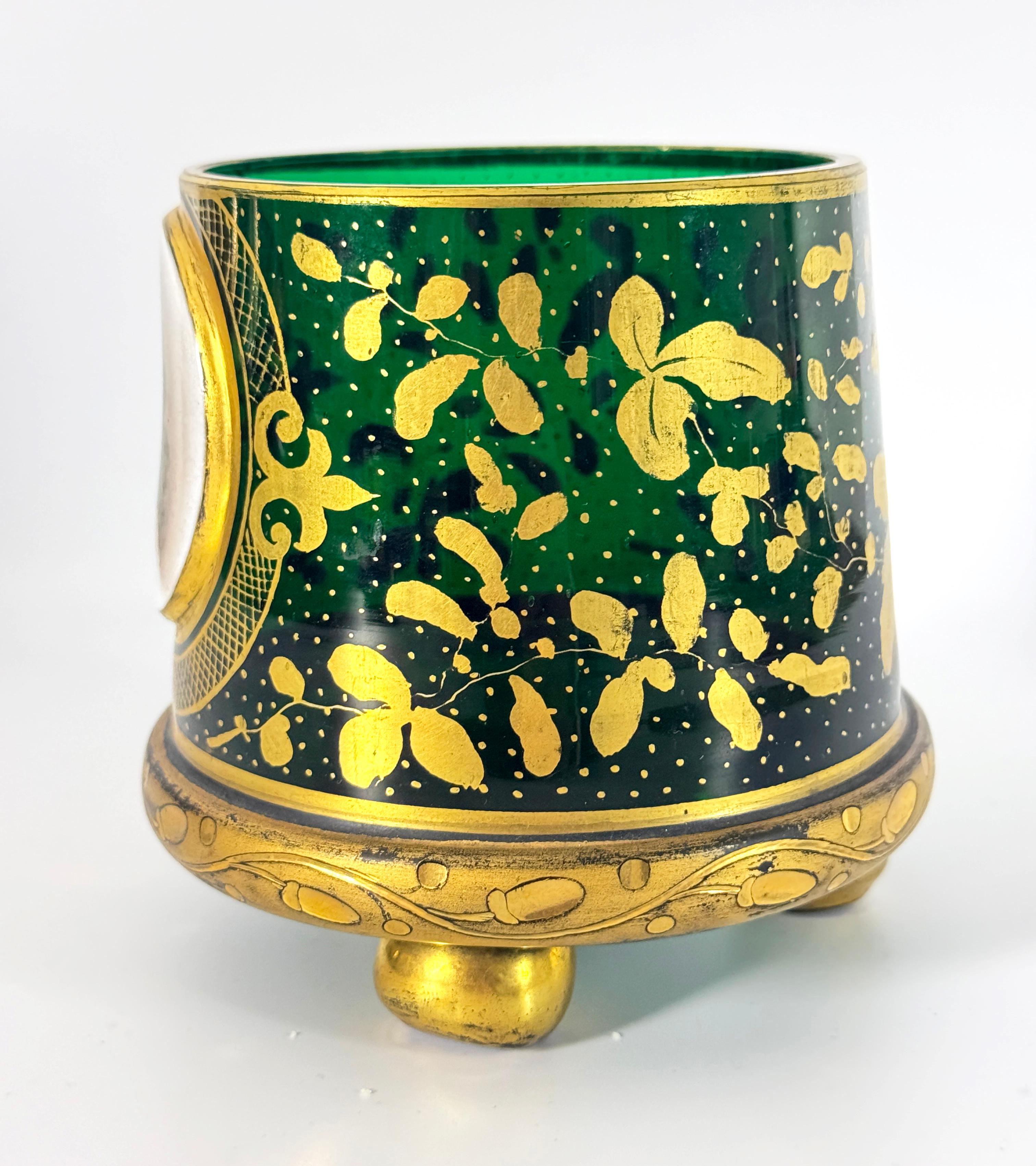 Europeo Vaso in vetro verde decorato con doratura del XIX secolo con medaglione a forma di ritratto in vendita