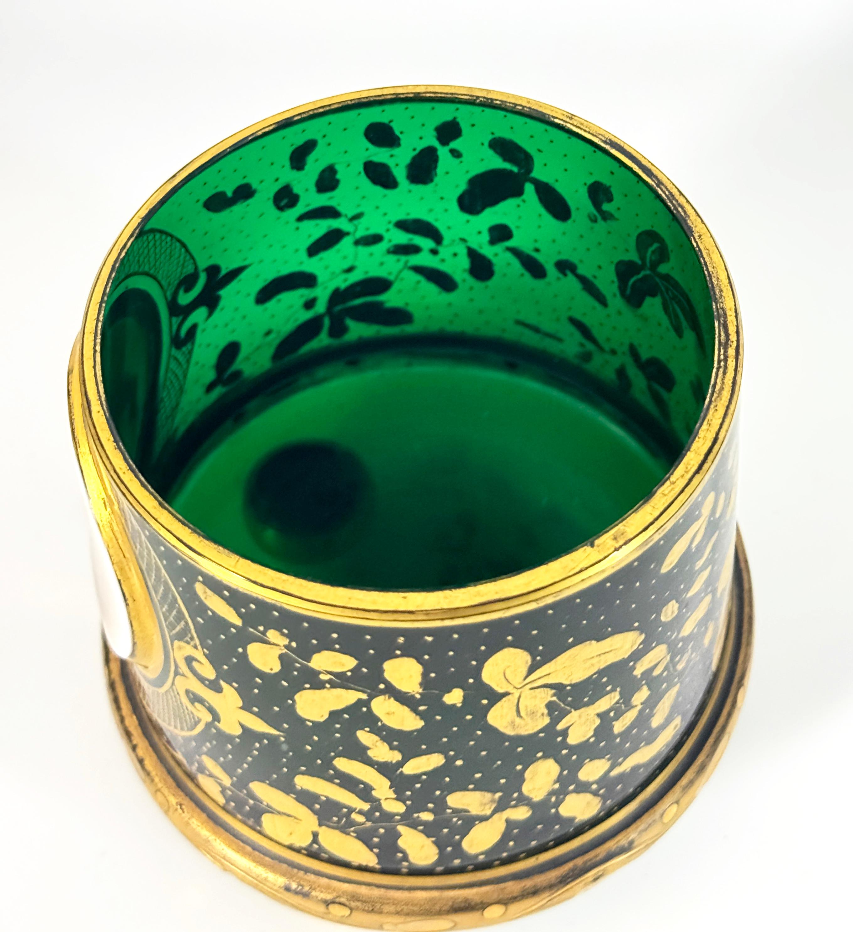 Dorato Vaso in vetro verde decorato con doratura del XIX secolo con medaglione a forma di ritratto in vendita