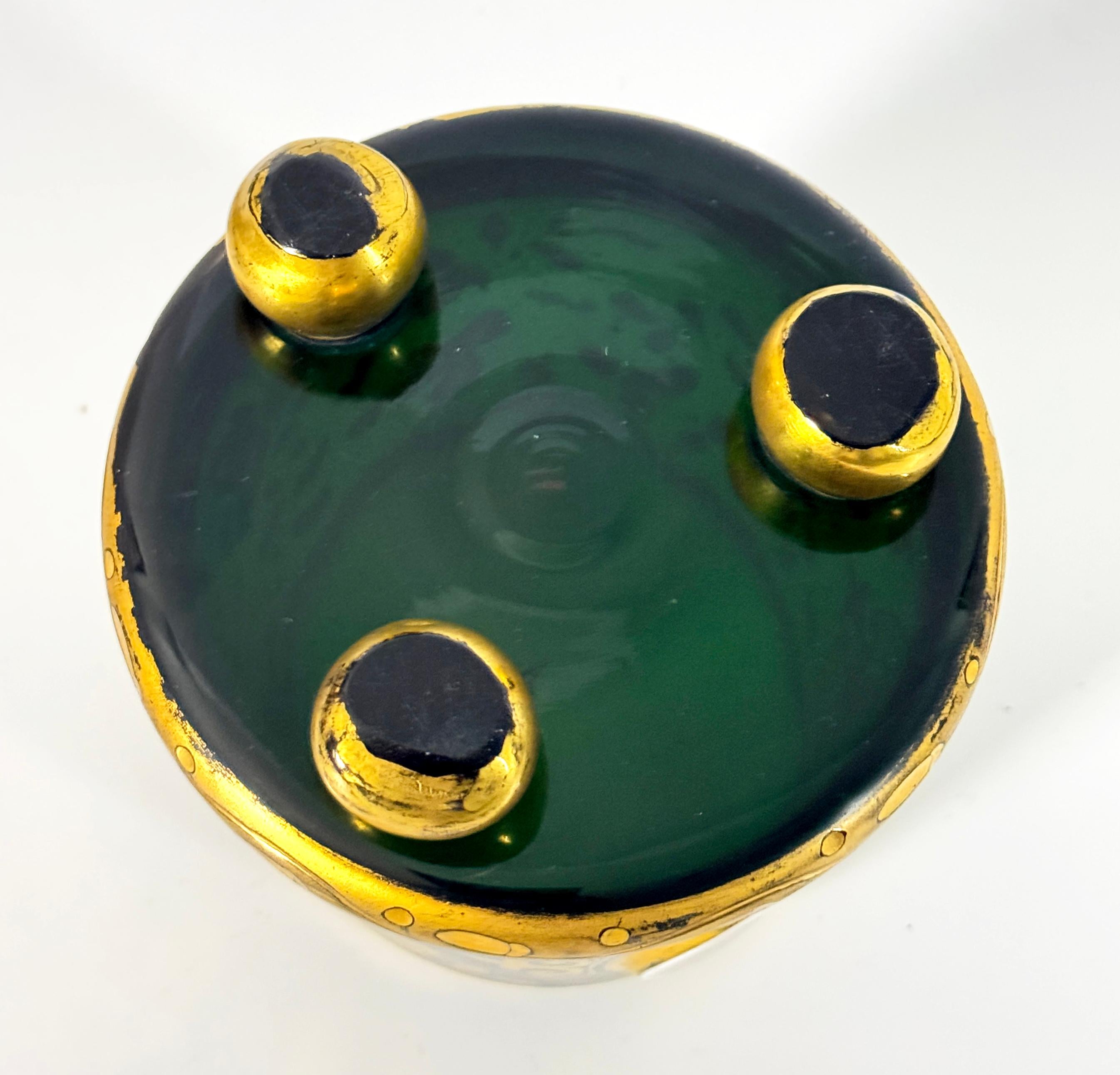 Vaso in vetro verde decorato con doratura del XIX secolo con medaglione a forma di ritratto In condizioni buone in vendita a Philadelphia, PA