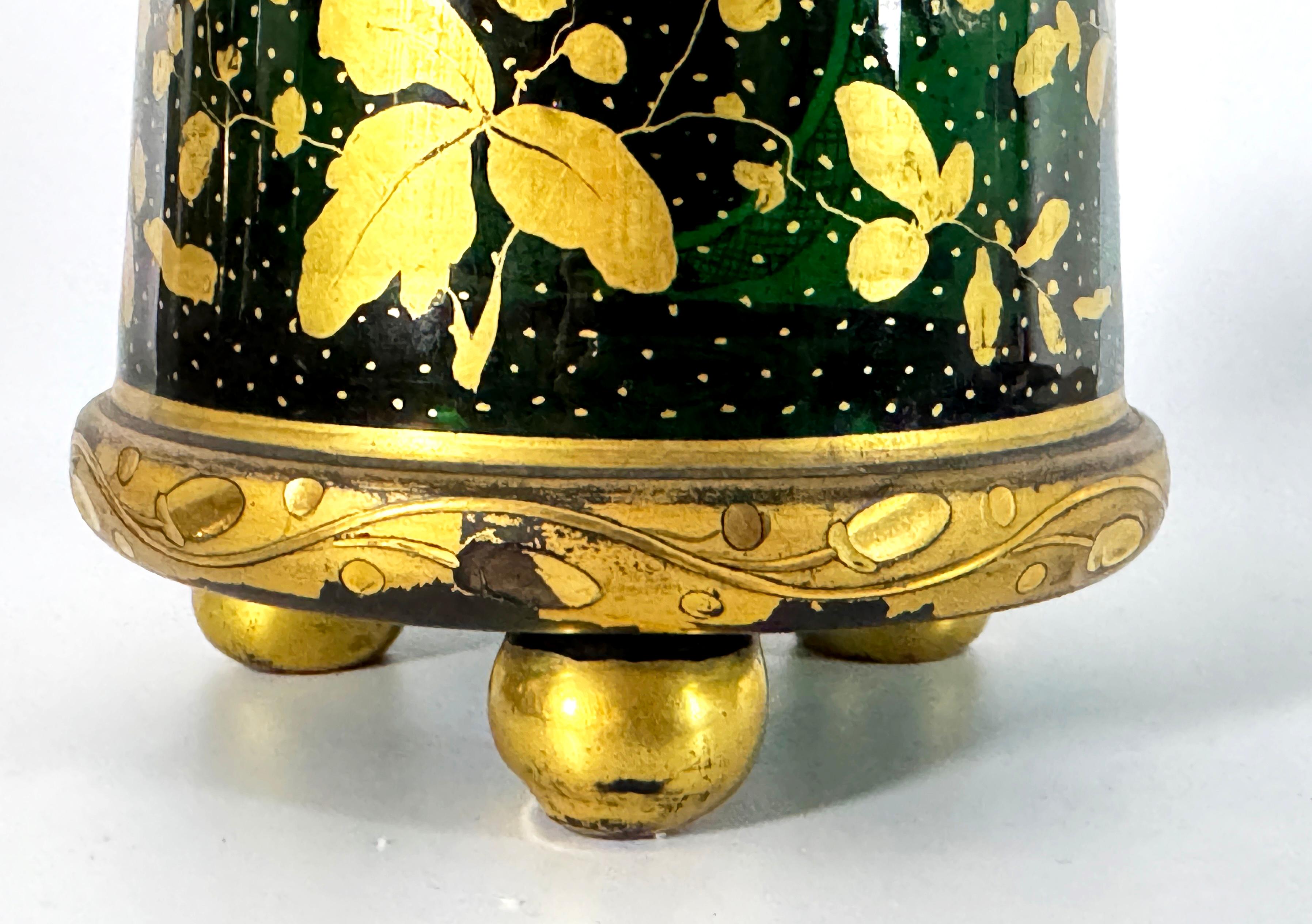 Vetro Vaso in vetro verde decorato con doratura del XIX secolo con medaglione a forma di ritratto in vendita
